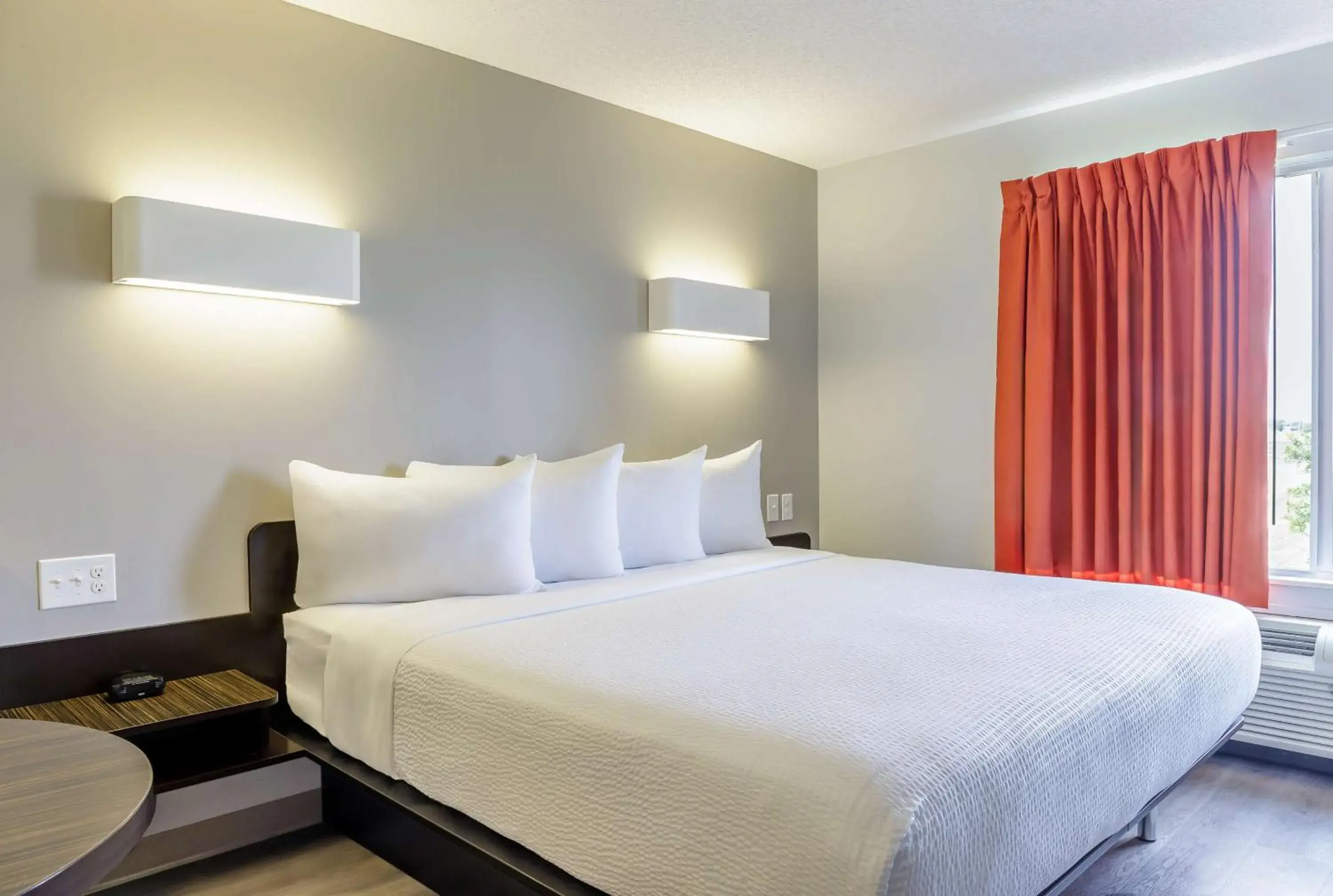 Deluxe King Room - Non-Smoking in Motel 6-Headingley, MB - Winnipeg West Deluxe King Room - Non-Smoking in Motel 6-Headingley, MB - Winnipeg West