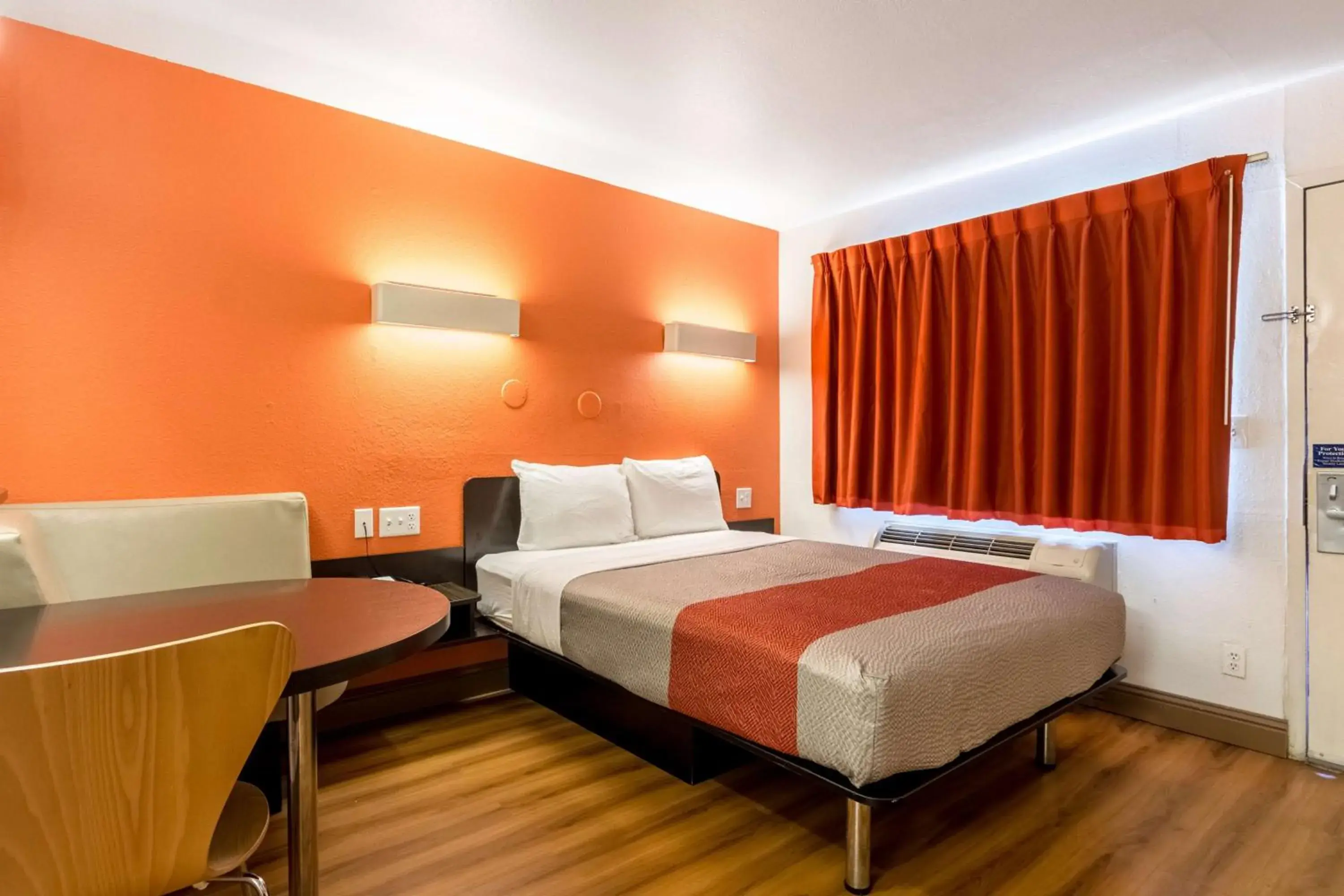 Queen Room - Disability Access - Roll in Shower in Motel 6-Garland, TX - Dallas Queen Room - Disability Access - Roll in Shower in Motel 6-Garland, TX - Dallas