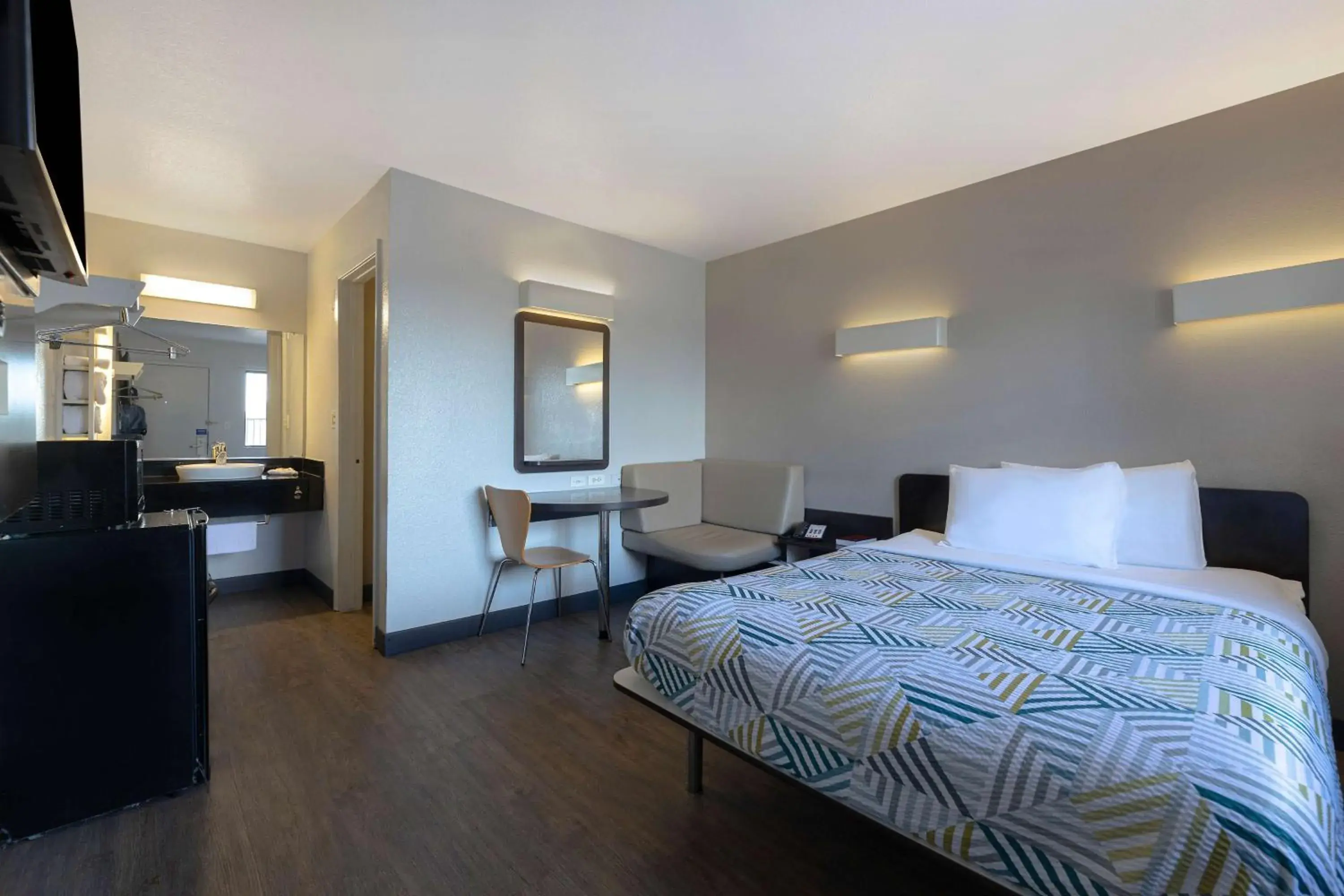 Deluxe Queen Room in Motel 6-San Antonio, TX - West SeaWorld Deluxe Queen Room in Motel 6-San Antonio, TX - West SeaWorld