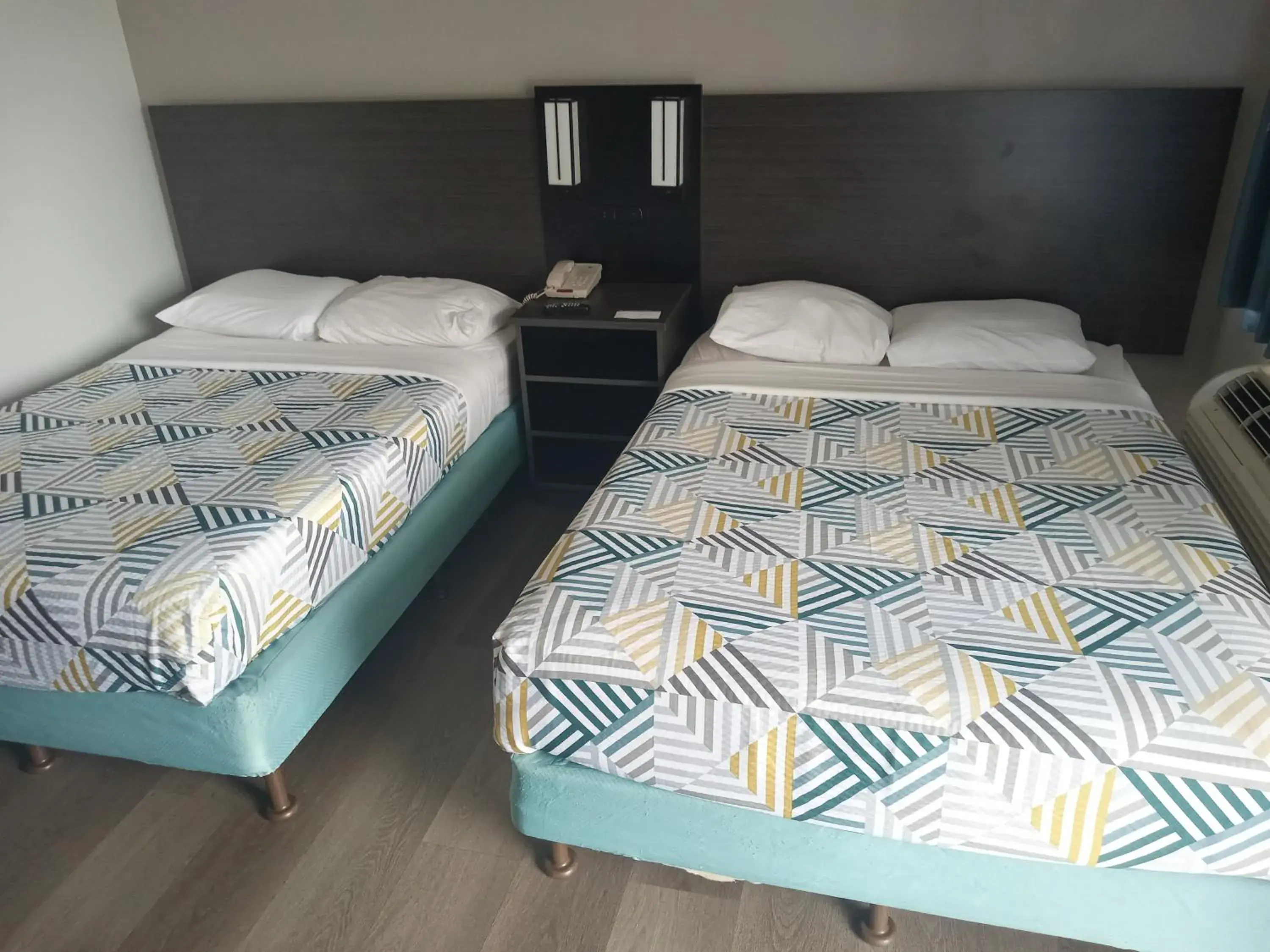 Deluxe Quadruple Room in Motel 6-Laurel, DC - Washington Northeast Deluxe Quadruple Room in Motel 6-Laurel, DC - Washington Northeast