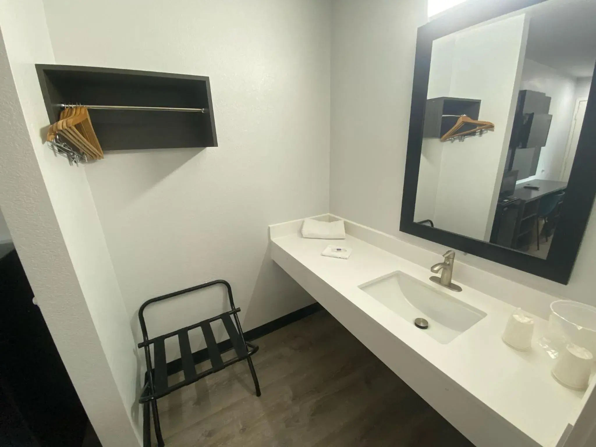 Quadruple Room in Motel 6-Windsor Locks, CT - Hartford Quadruple Room in Motel 6-Windsor Locks, CT - Hartford