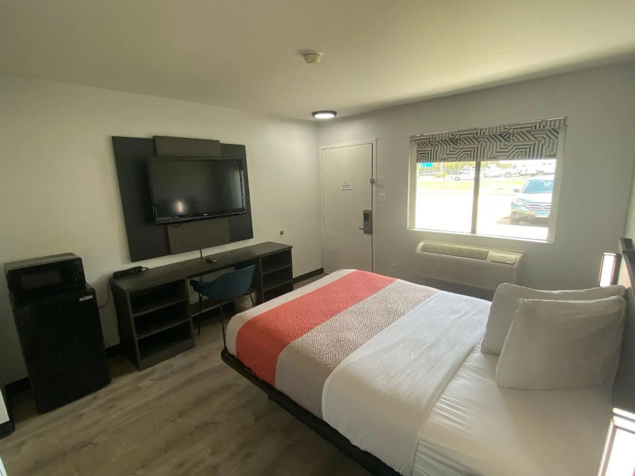 Queen Room in Motel 6-Windsor Locks, CT - Hartford Queen Room in Motel 6-Windsor Locks, CT - Hartford