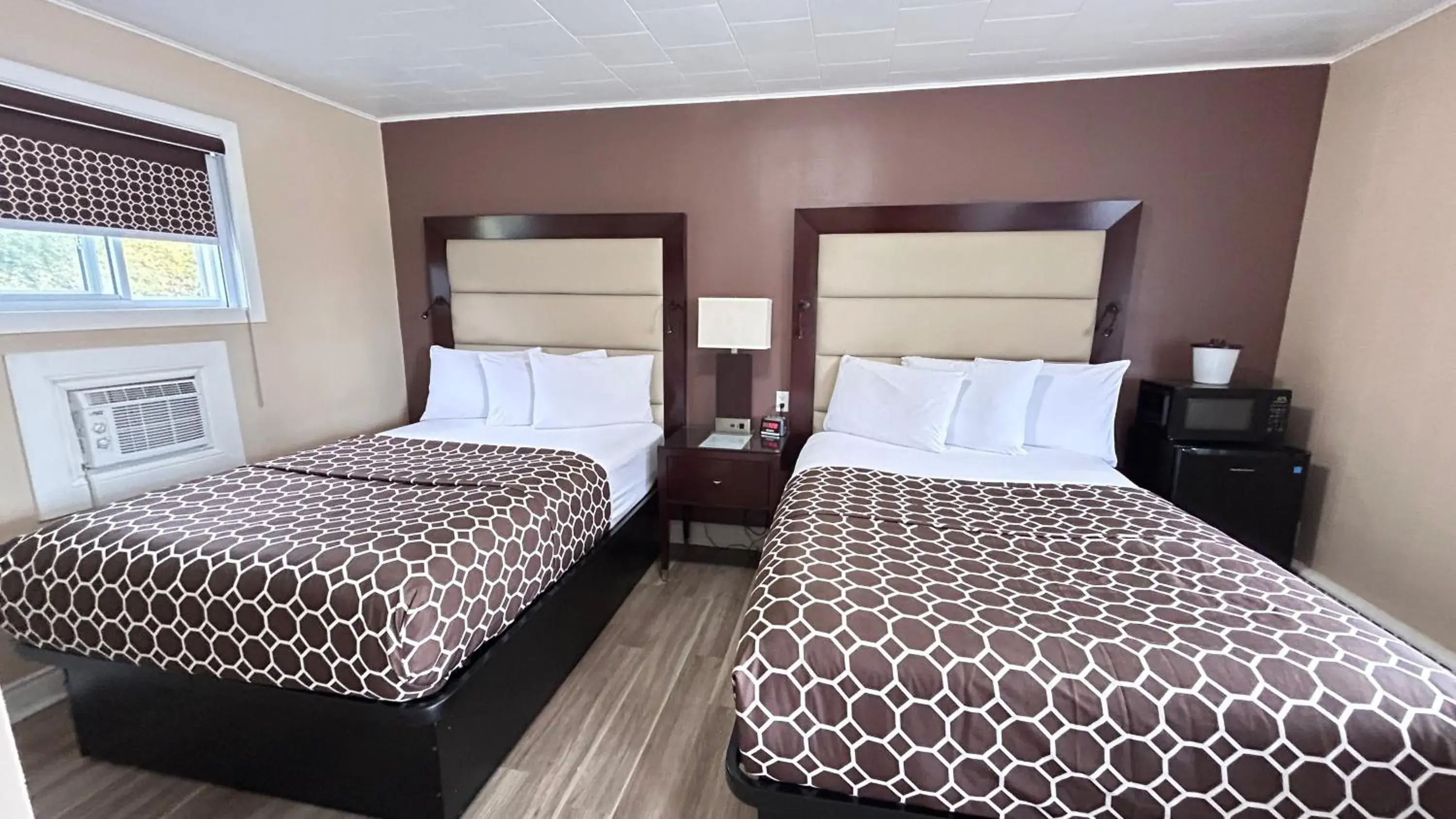 Double Room with Two Double Beds - Non-Smoking in Rogers Motel Double Room with Two Double Beds - Non-Smoking in Rogers Motel