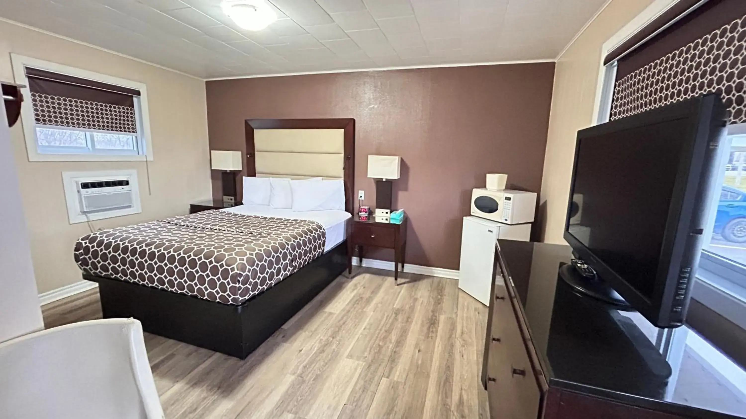 Queen Room - Non-Smoking in Rogers Motel Queen Room - Non-Smoking in Rogers Motel