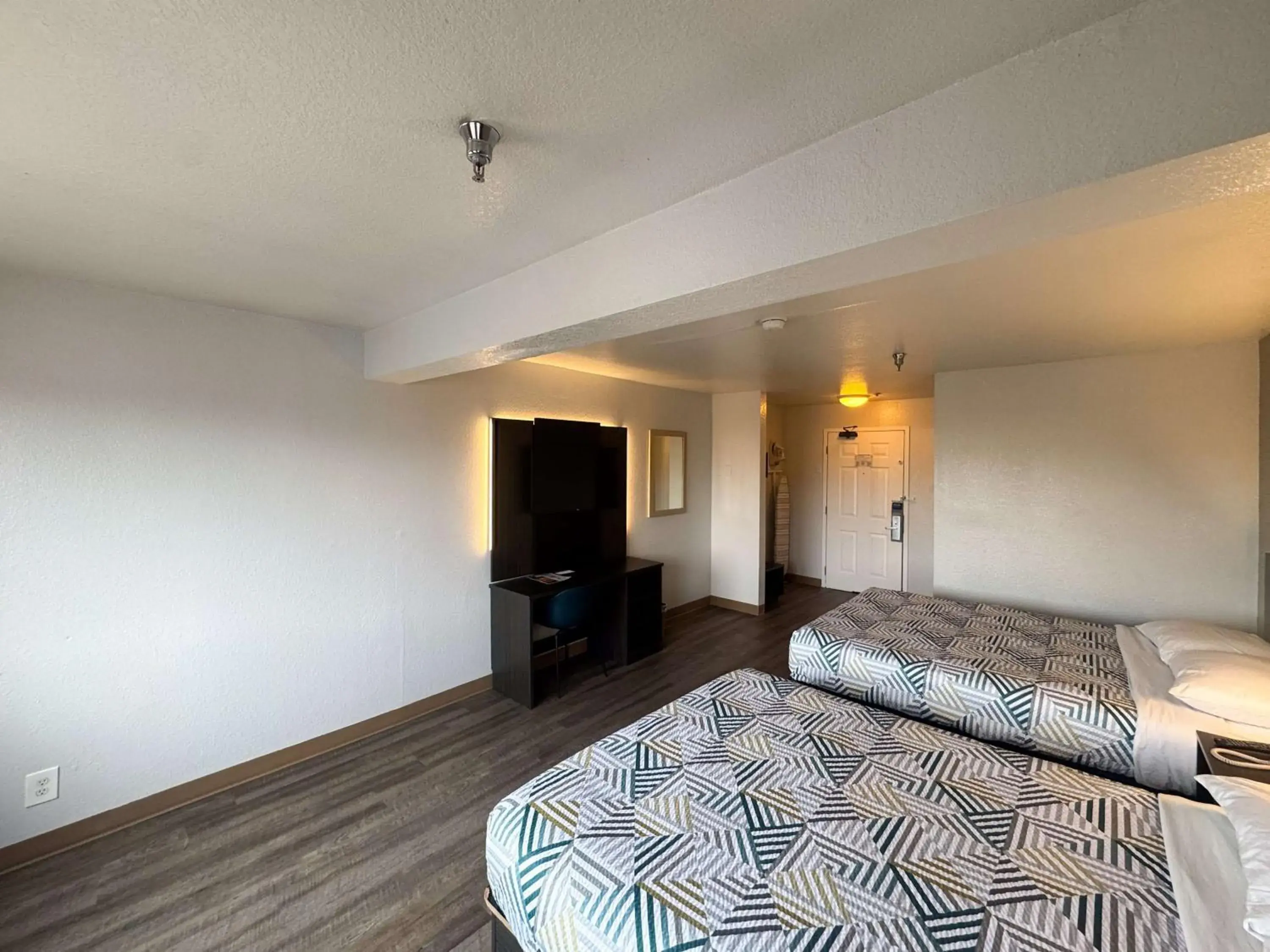 Deluxe Quadruple Room - single occupancy in Motel 6-Glenview, IL - Chicago North Deluxe Quadruple Room - single occupancy in Motel 6-Glenview, IL - Chicago North