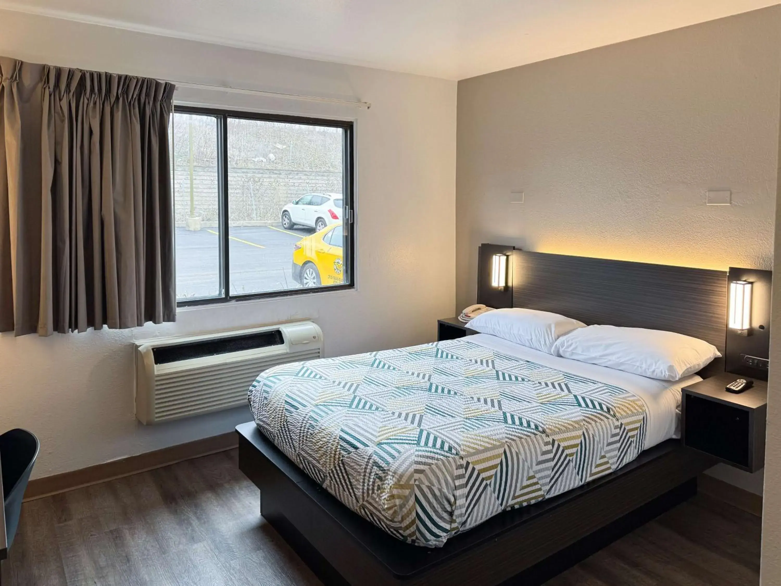 Queen Room - single occupancy in Motel 6-Glenview, IL - Chicago North Queen Room - single occupancy in Motel 6-Glenview, IL - Chicago North