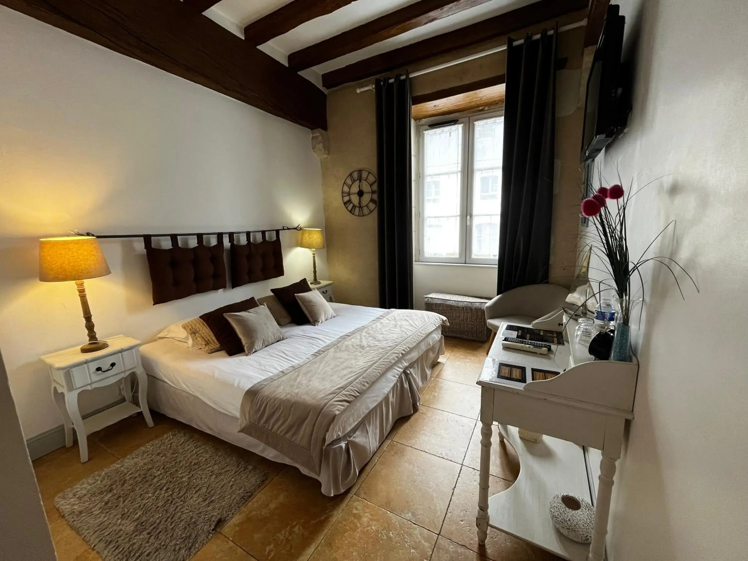 Double Room in Hôtel-Restaurant-Chambre Insolite Spa - Le XII de Luynes Double Room in Hôtel-Restaurant-Chambre Insolite Spa - Le XII de Luynes