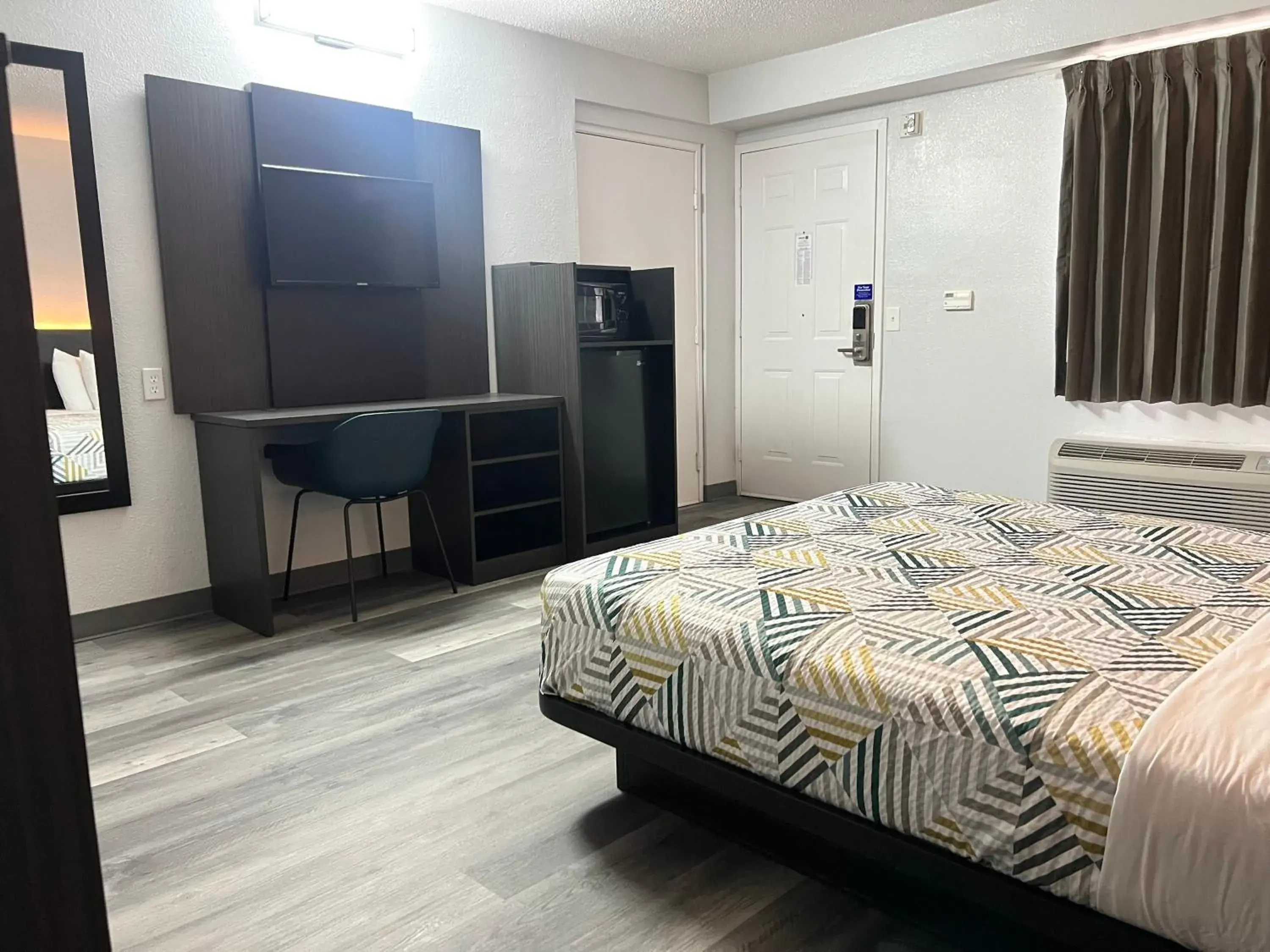 Double Room - Disability Access in Motel 6-Middleburg Heights, OH - Cleveland Double Room - Disability Access in Motel 6-Middleburg Heights, OH - Cleveland