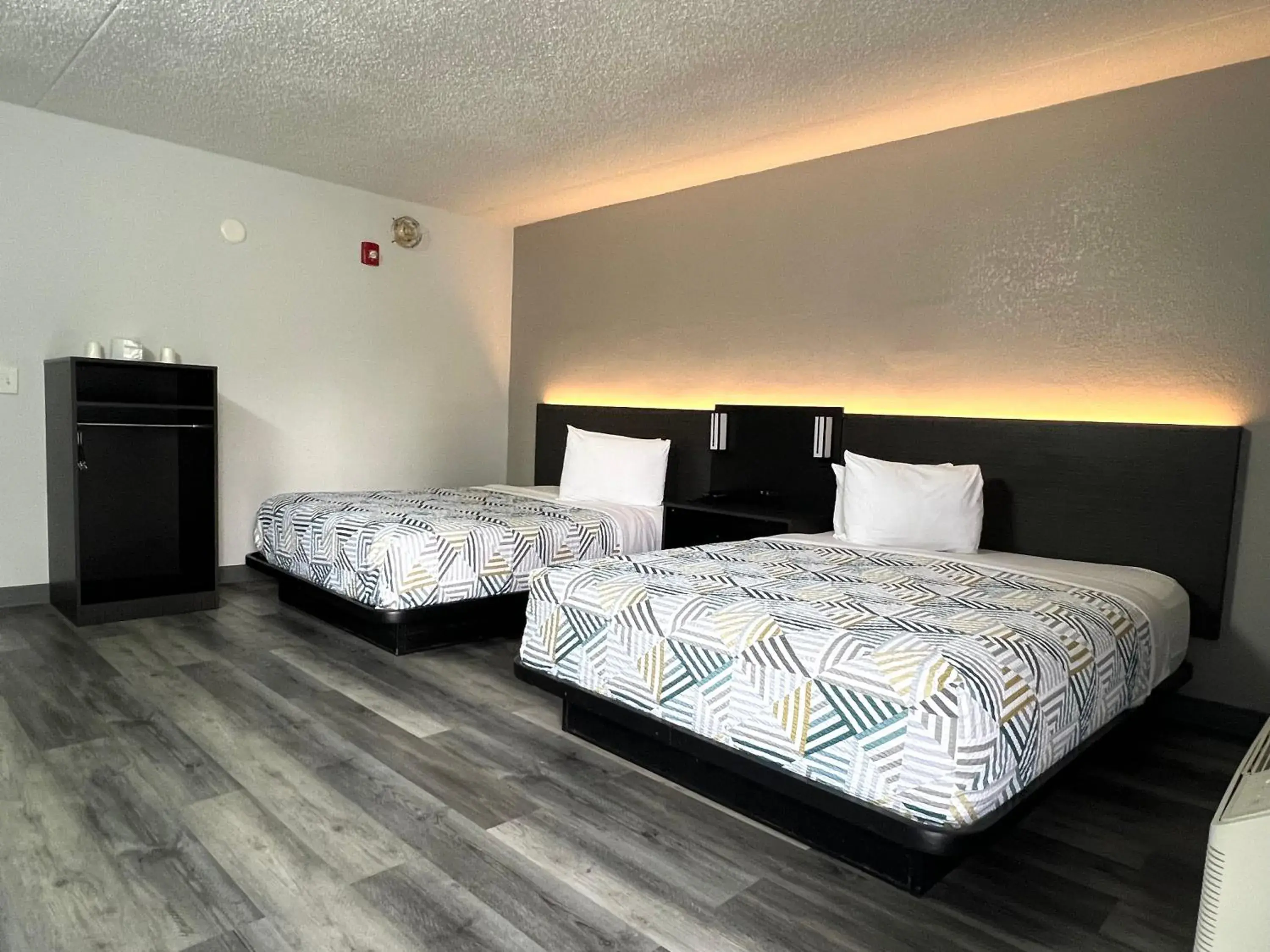 Queen Room with Two Queen Beds - Disability Access - Non-Smoking in Motel 6-Middleburg Heights, OH - Cleveland Queen Room with Two Queen Beds - Disability Access - Non-Smoking in Motel 6-Middleburg Heights, OH - Cleveland