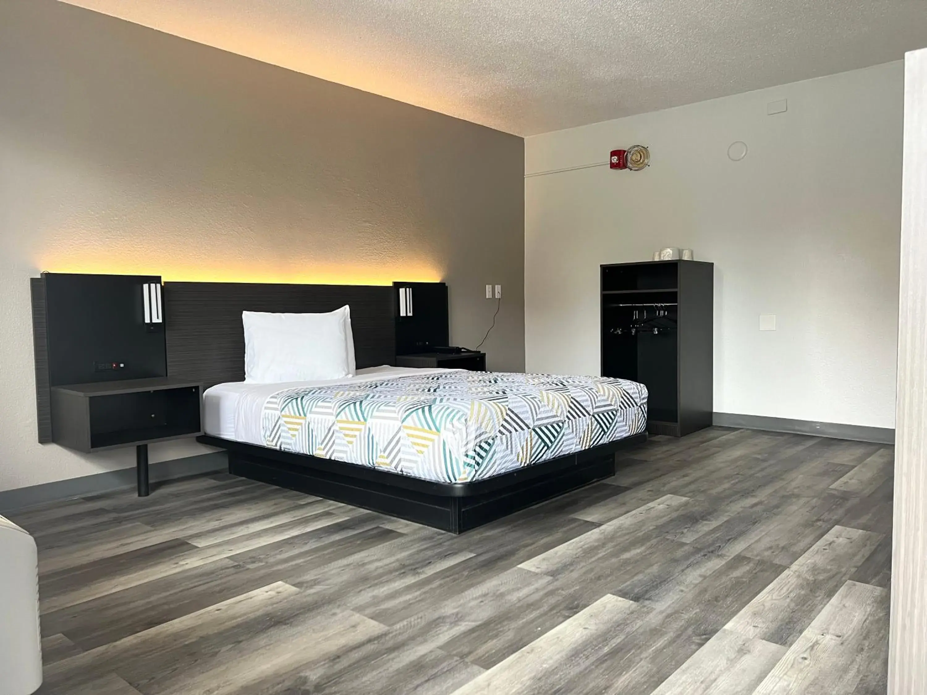 Deluxe Queen Room in Motel 6-Middleburg Heights, OH - Cleveland Deluxe Queen Room in Motel 6-Middleburg Heights, OH - Cleveland