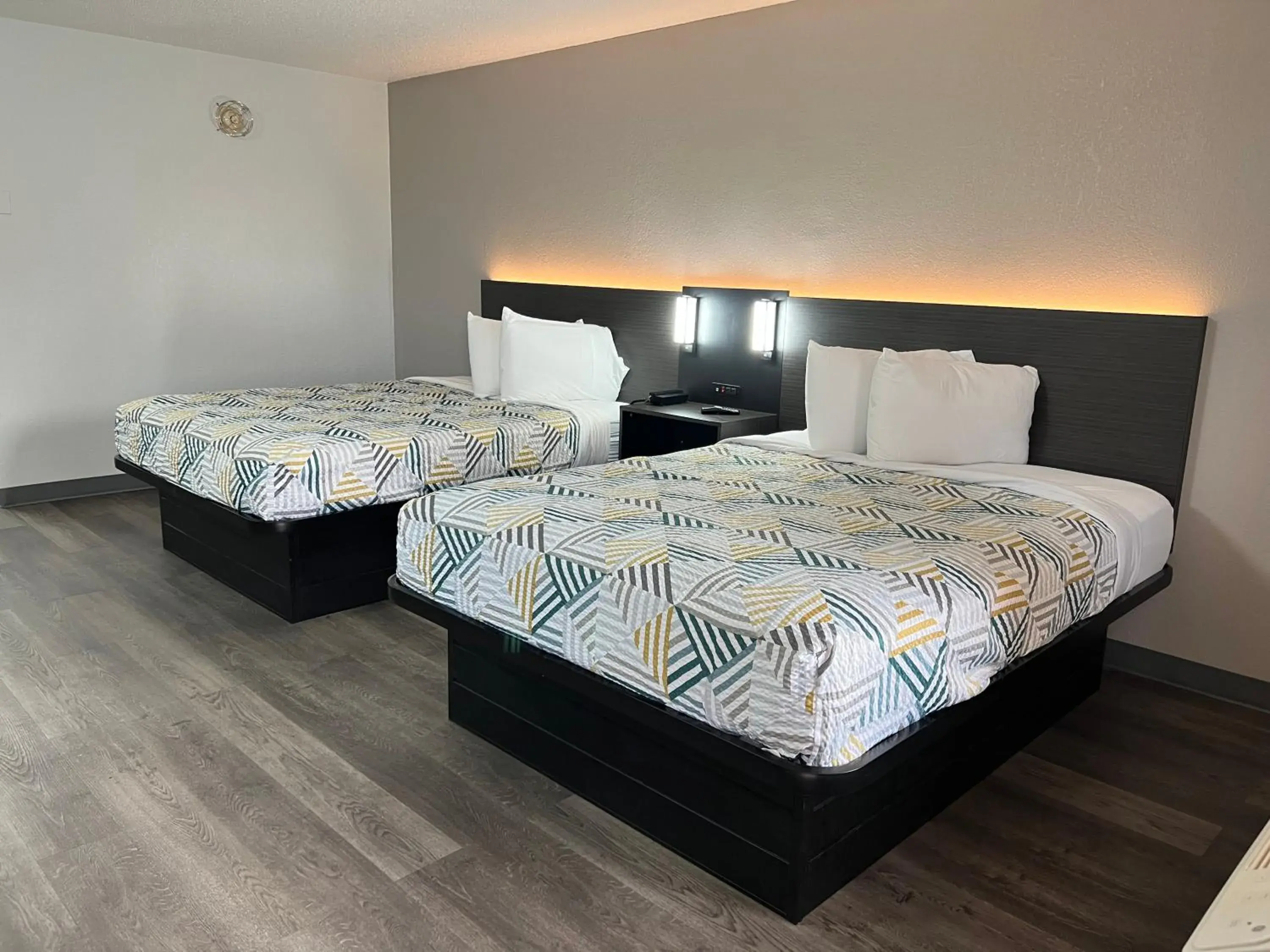 Deluxe Quadruple Room in Motel 6-Middleburg Heights, OH - Cleveland Deluxe Quadruple Room in Motel 6-Middleburg Heights, OH - Cleveland