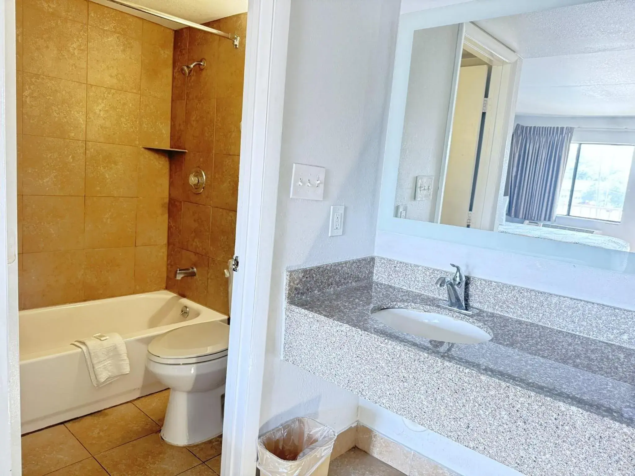 King Room Non-Smoking in Masters Inn Tucker King Room Non-Smoking in Masters Inn Tucker