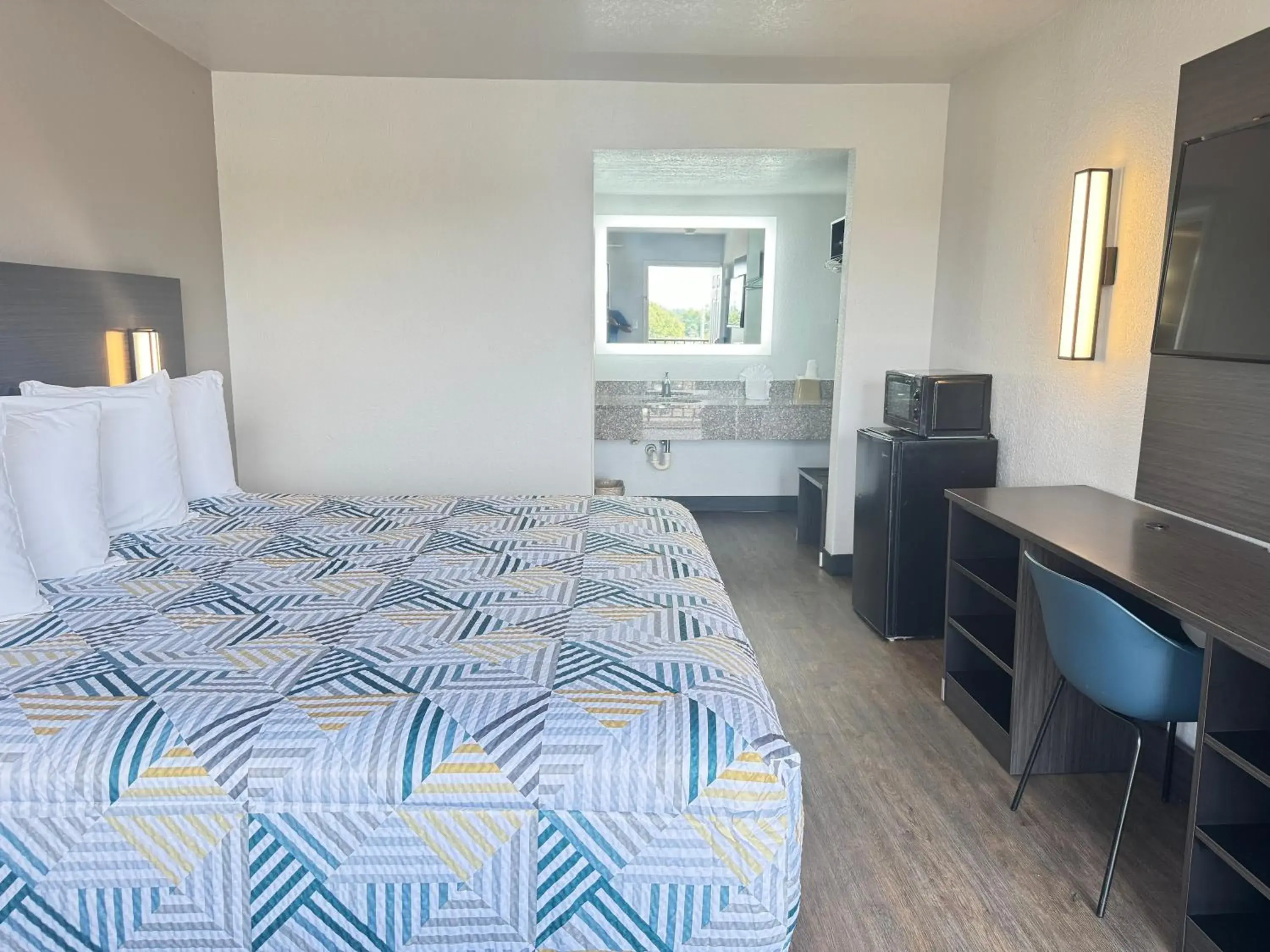 King Room Smoking in Masters Inn Tucker King Room Smoking in Masters Inn Tucker