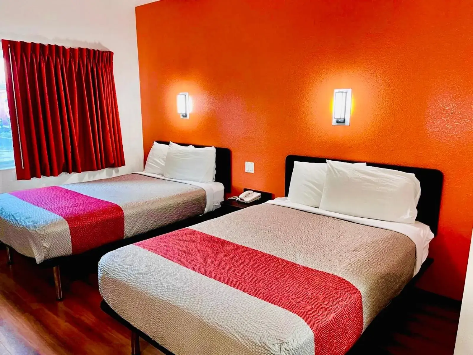 Deluxe Quadruple Room - Smoking in Motel 6-Springfield, IL I-55 I-72 Deluxe Quadruple Room - Smoking in Motel 6-Springfield, IL I-55 I-72