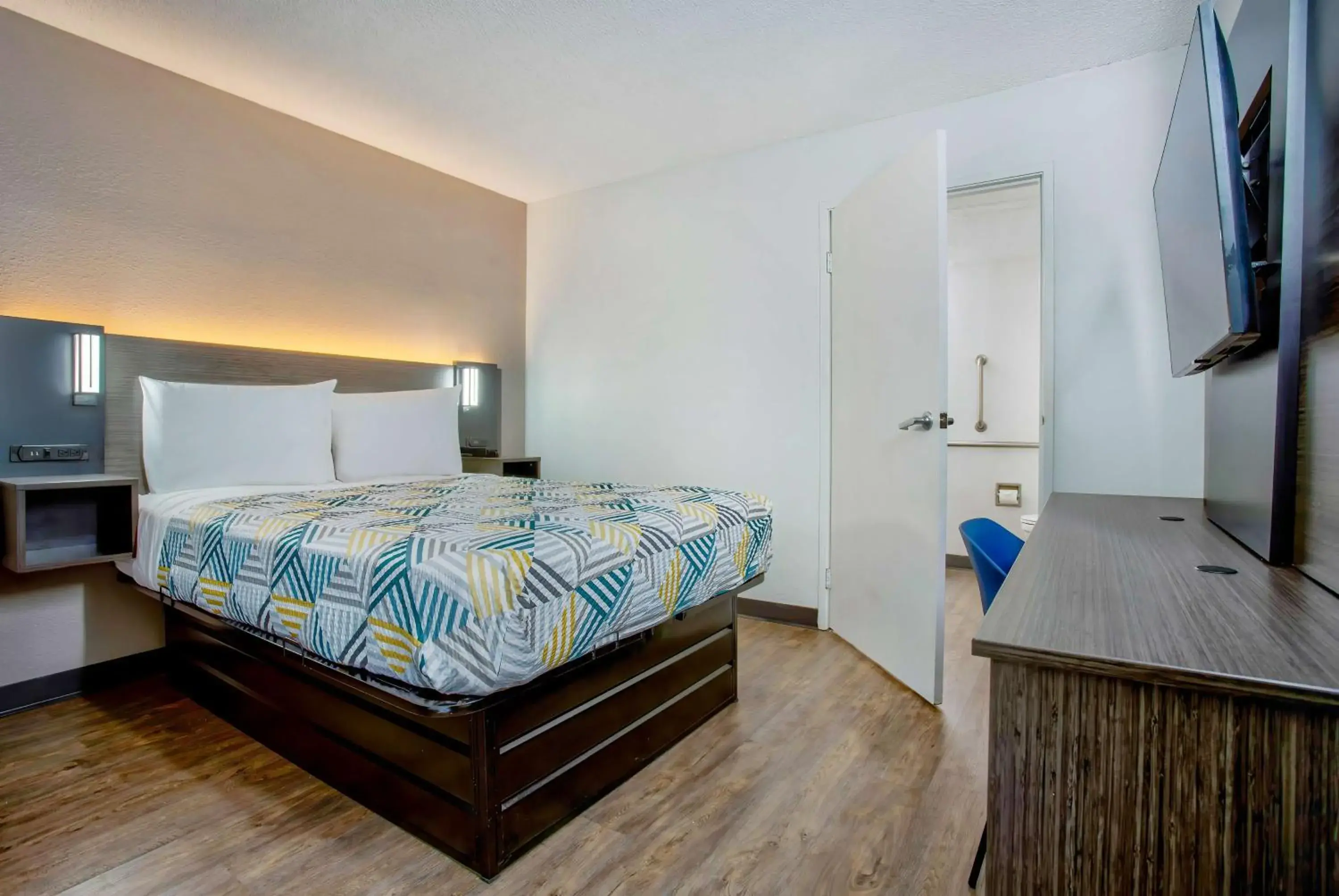 Queen Room - single occupancy - Disability Access - Non-Smoking in Motel 6-Salem, OR Queen Room - single occupancy - Disability Access - Non-Smoking in Motel 6-Salem, OR