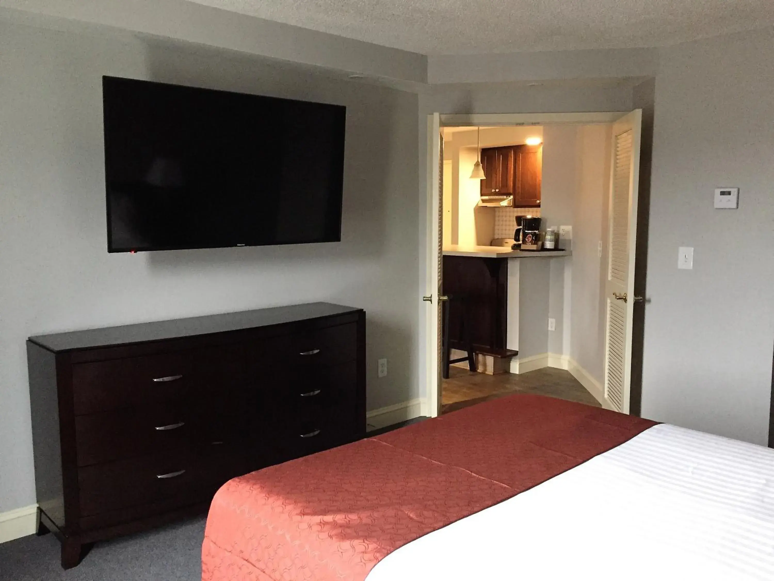 Deluxe Queen Suite in McCoy's Inn Deluxe Queen Suite in McCoy's Inn