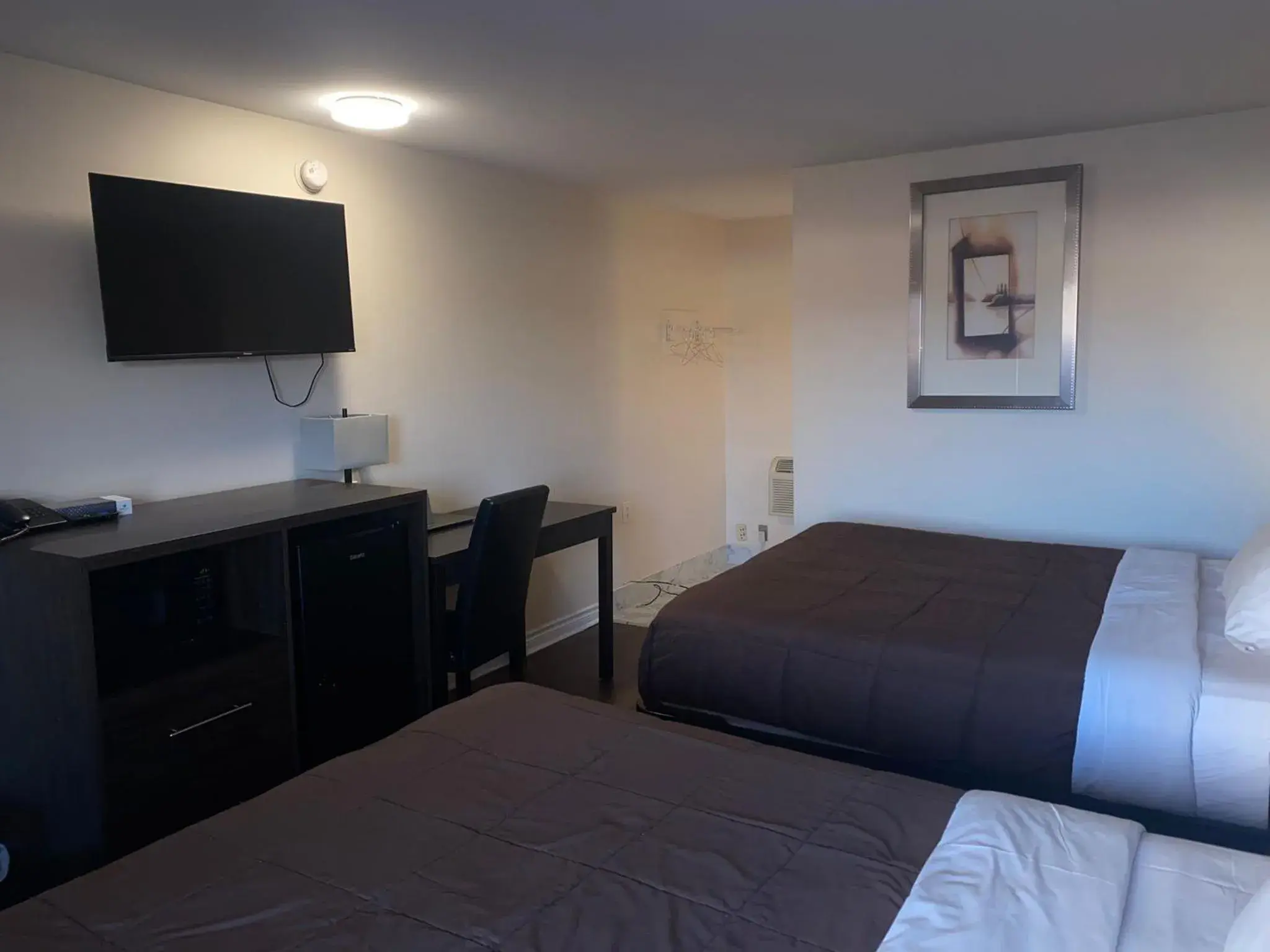 Queen Room with Two Queen Beds - Smoking in Falls Lodge by the Falls (Formerly Knights Inn) Queen Room with Two Queen Beds - Smoking in Falls Lodge by the Falls (Formerly Knights Inn)