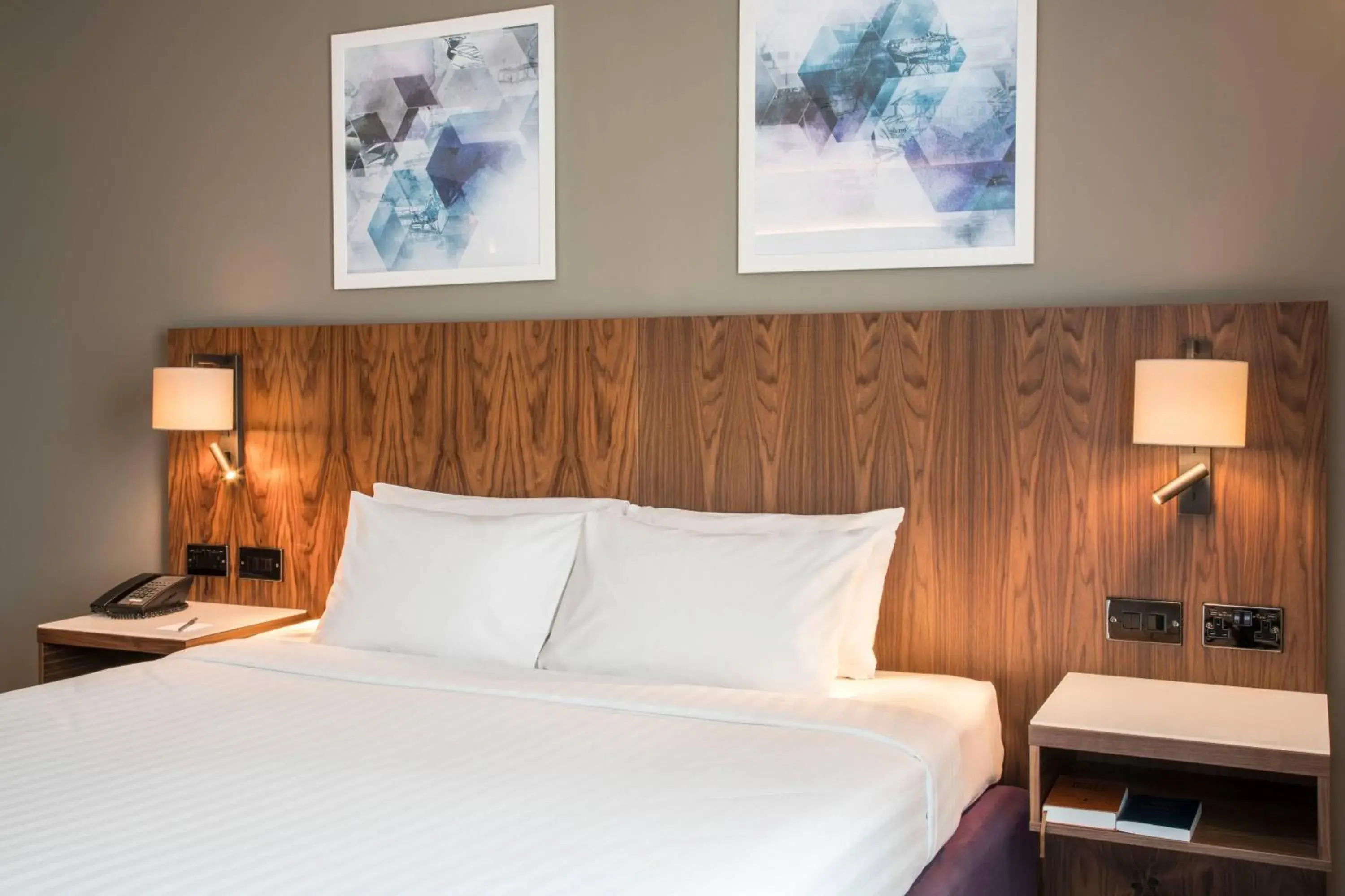 Premium King, Guest room, 1 King in Courtyard by Marriott London Gatwick Airport Premium King, Guest room, 1 King in Courtyard by Marriott London Gatwick Airport