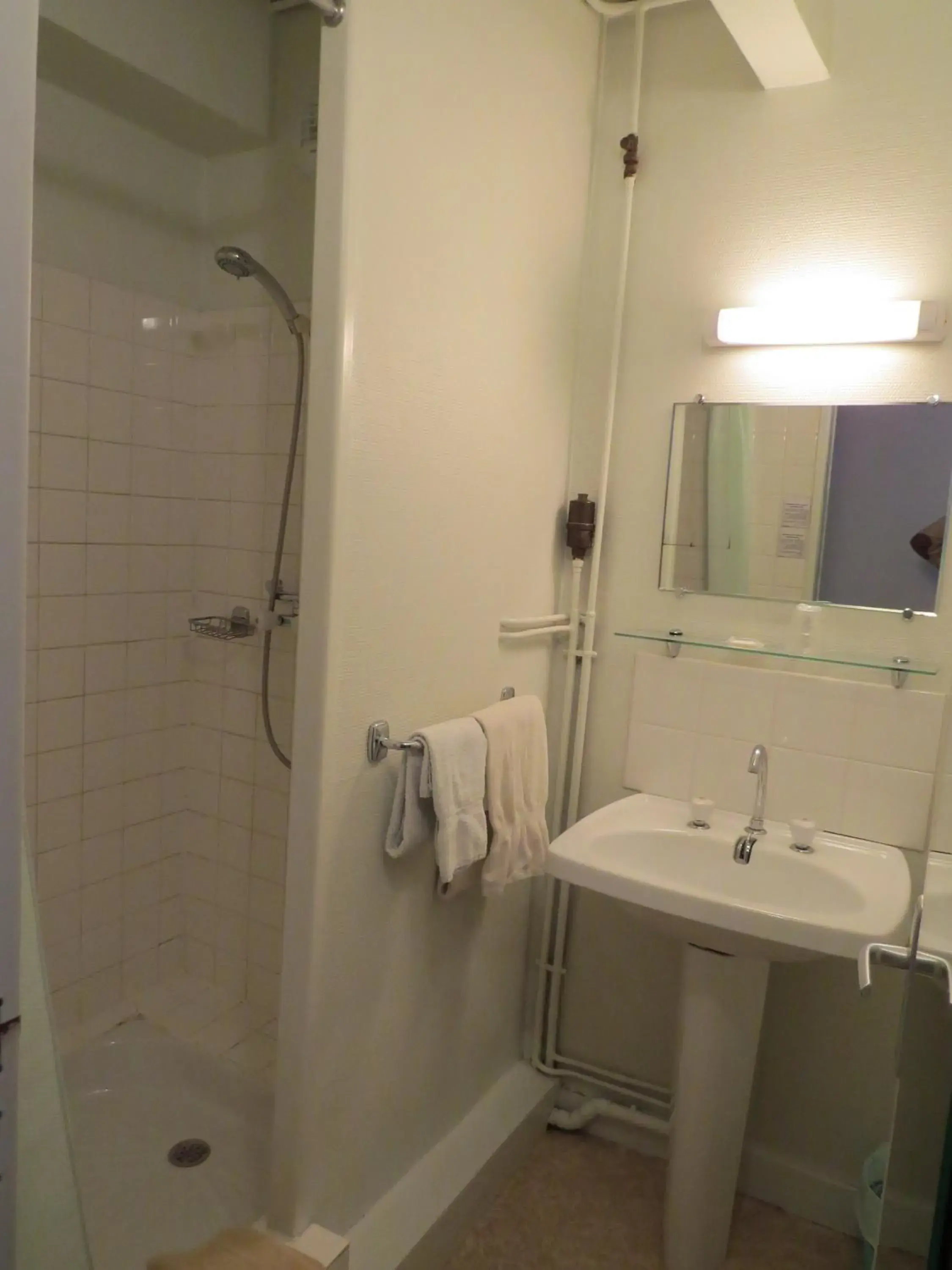 Twin Room - single occupancy in Hôtel de Clèves Twin Room - single occupancy in Hôtel de Clèves