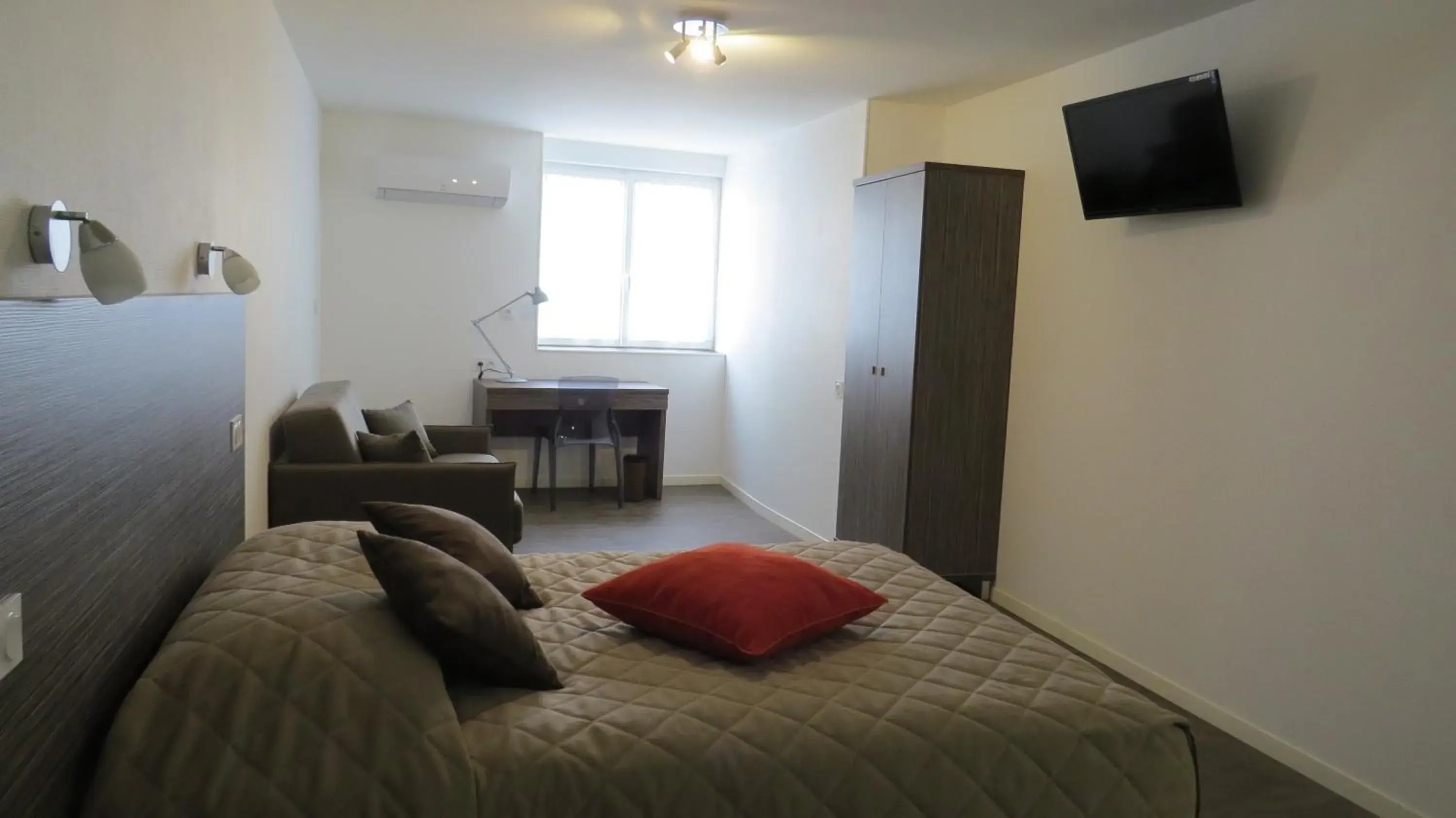 Double Room - single occupancy - Disability Access in Hôtel de Clèves Double Room - single occupancy - Disability Access in Hôtel de Clèves