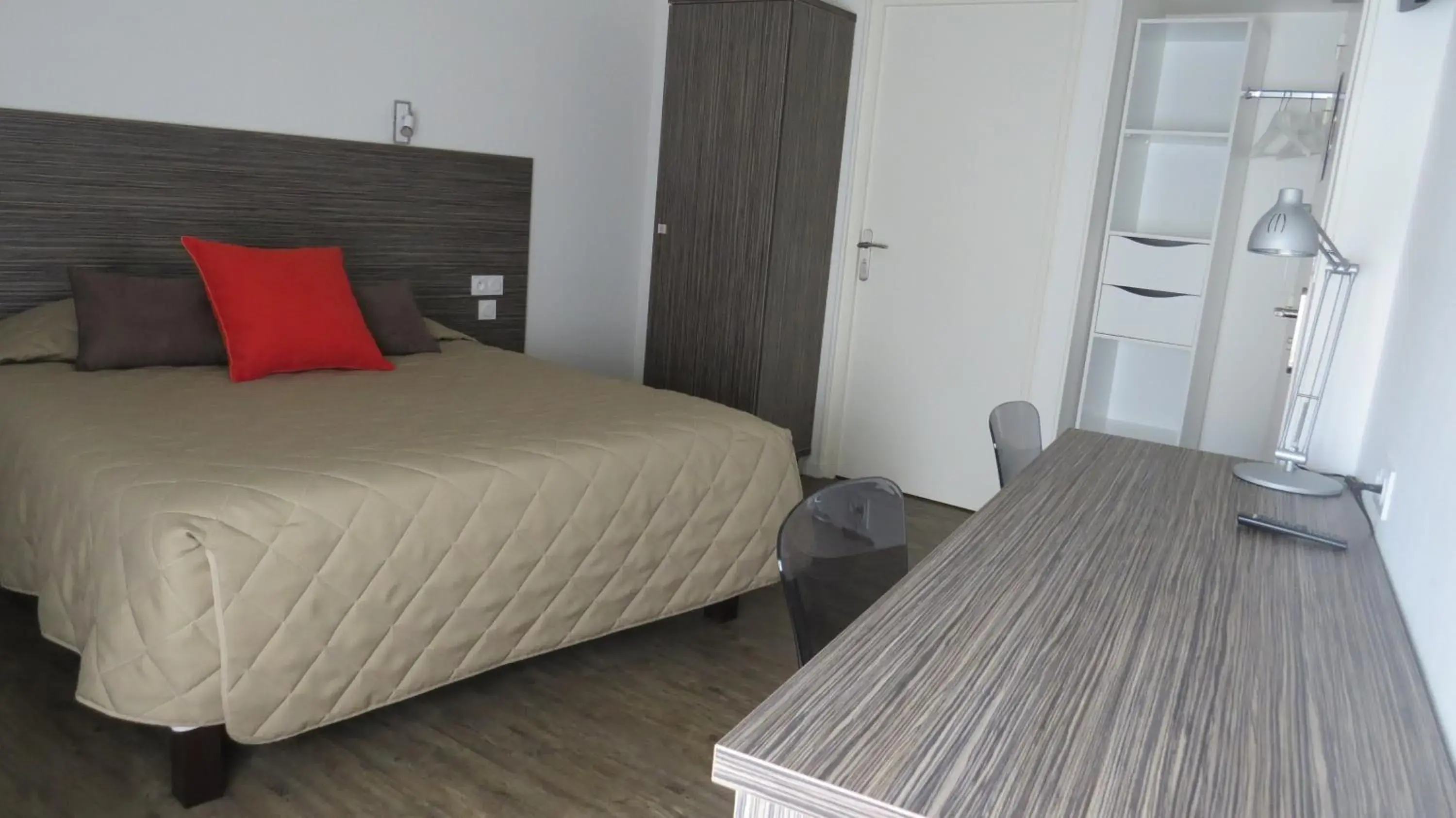 Large Double Room - single occupancy - Ground Floor in Hôtel de Clèves Large Double Room - single occupancy - Ground Floor in Hôtel de Clèves