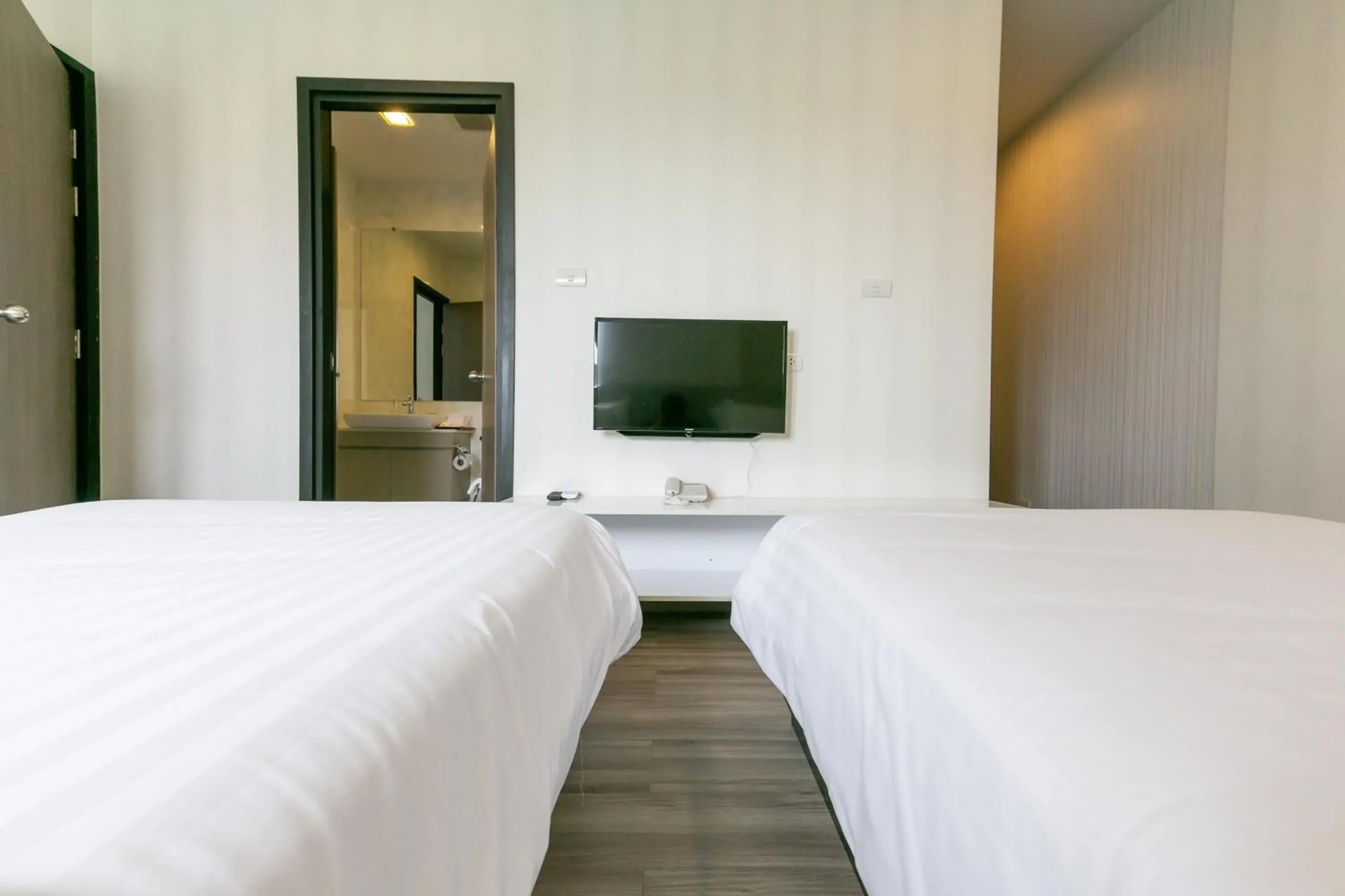 Superior Pool View Twin Suite in Locals Prio ChiangMai Central Airport Plaza Superior Pool View Twin Suite in Locals Prio ChiangMai Central Airport Plaza