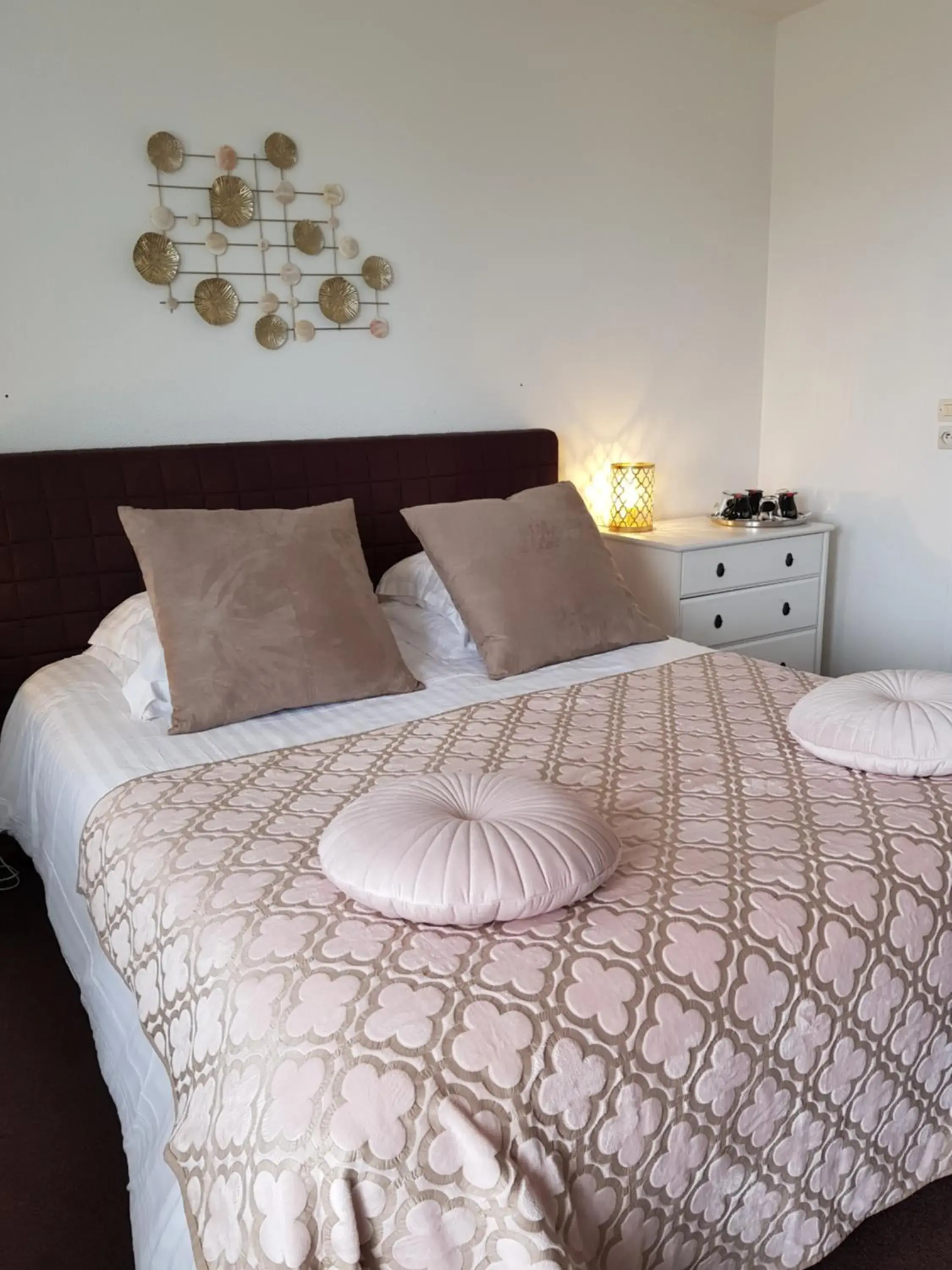 Triple Room (1 Double Bed + 1 Single Bed) in Hôtel L'ideal le Mountbatten Triple Room (1 Double Bed + 1 Single Bed) in Hôtel L'ideal le Mountbatten