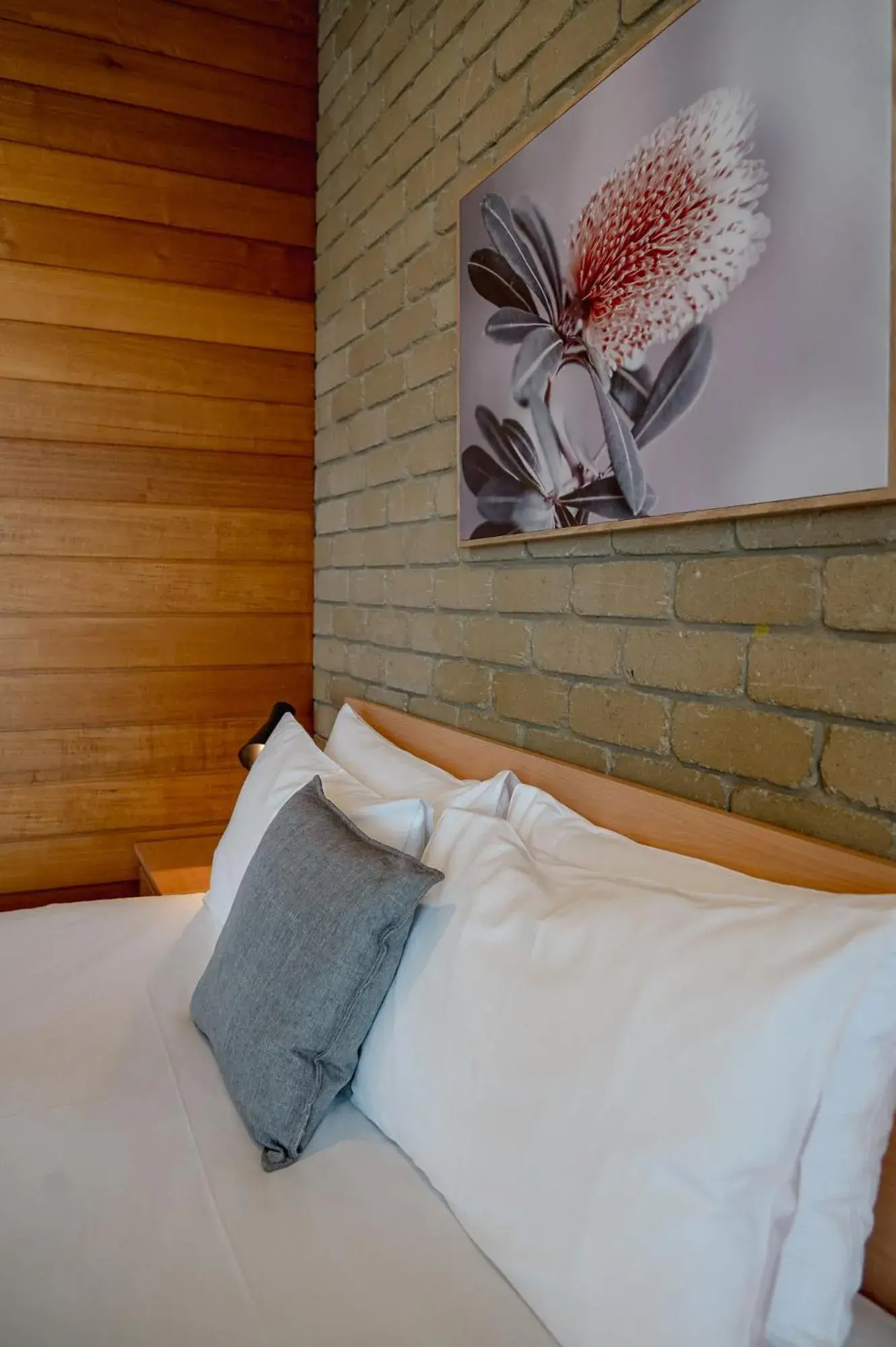 Queen Room in Mitchell On Main Queen Room in Mitchell On Main