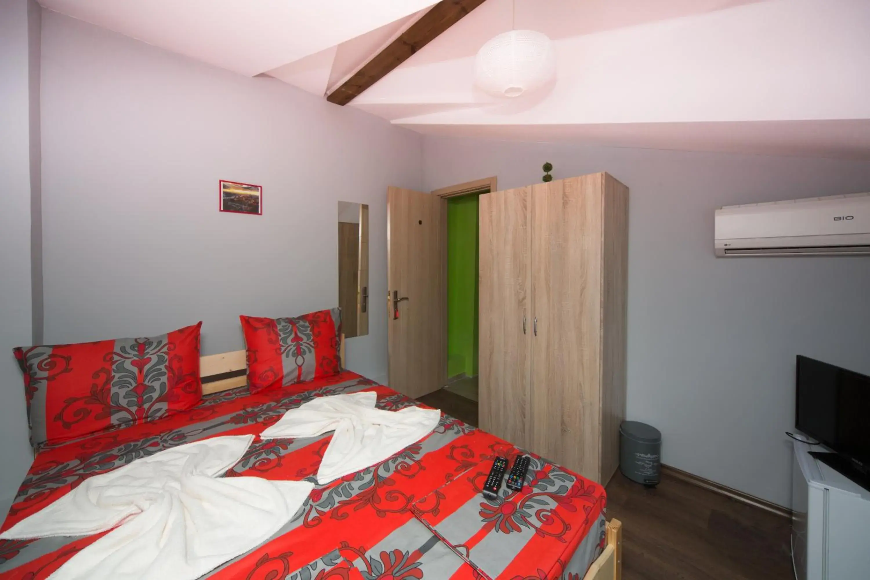 Double Room with Shared Bathroom in Peter Pan House Double Room with Shared Bathroom in Peter Pan House