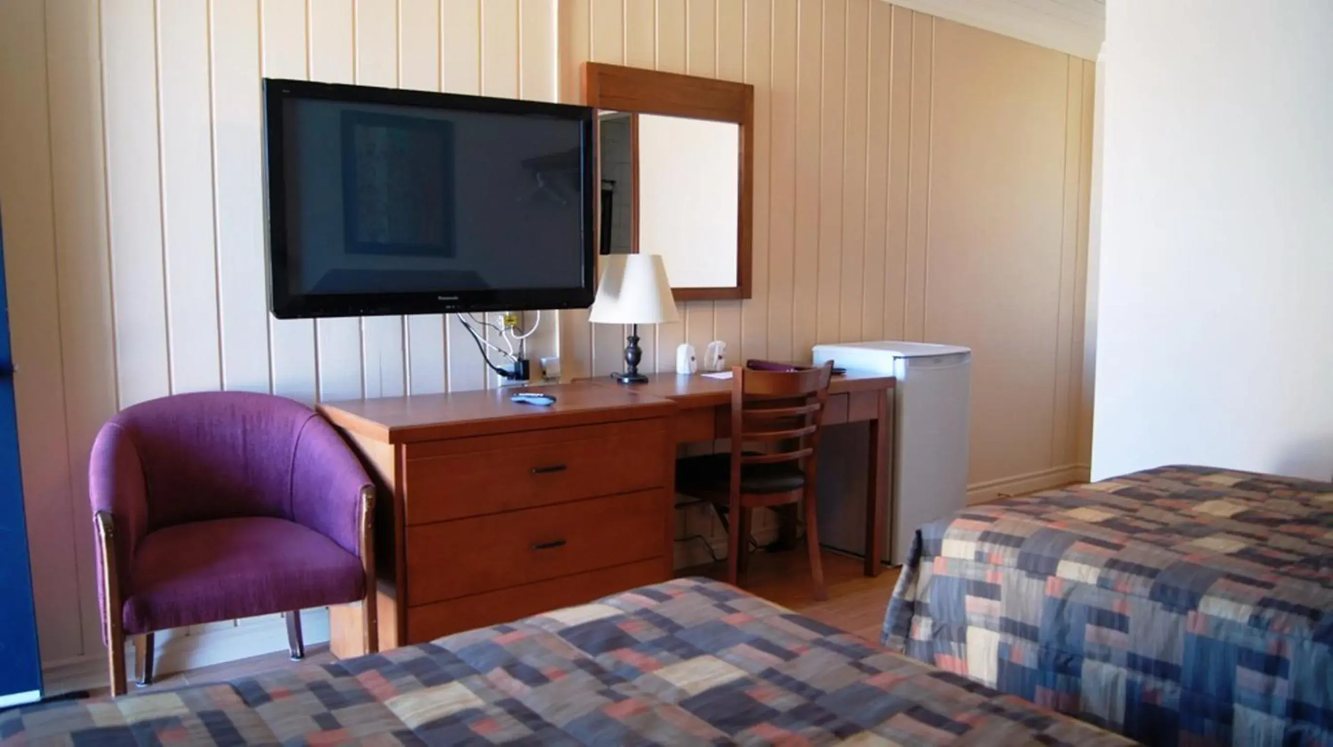 Double Room with Two Small Double Beds (48 inches or 48 inches large) in Motel Roberval Double Room with Two Small Double Beds (48 inches or 48 inches large) in Motel Roberval