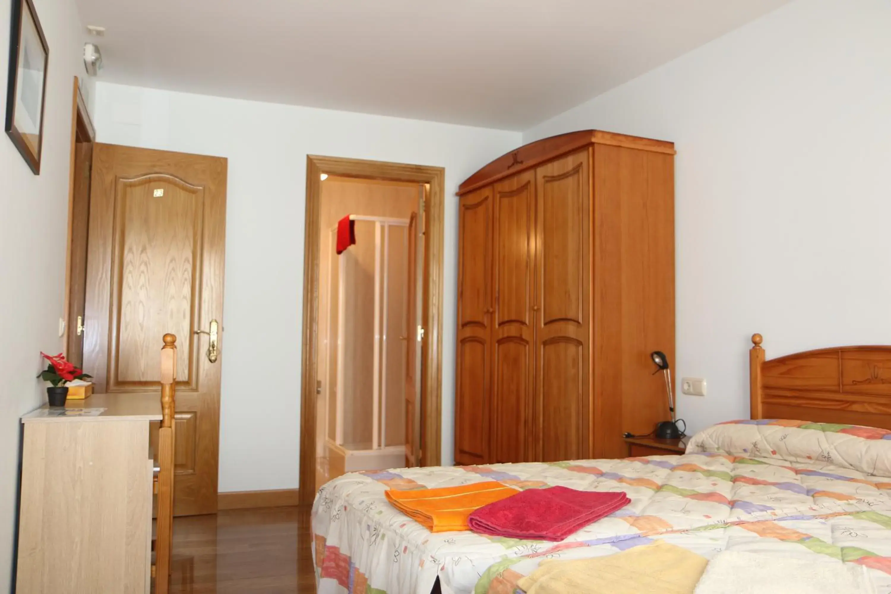 Twin Room with Private Bathroom in Hostal La Plaza Twin Room with Private Bathroom in Hostal La Plaza