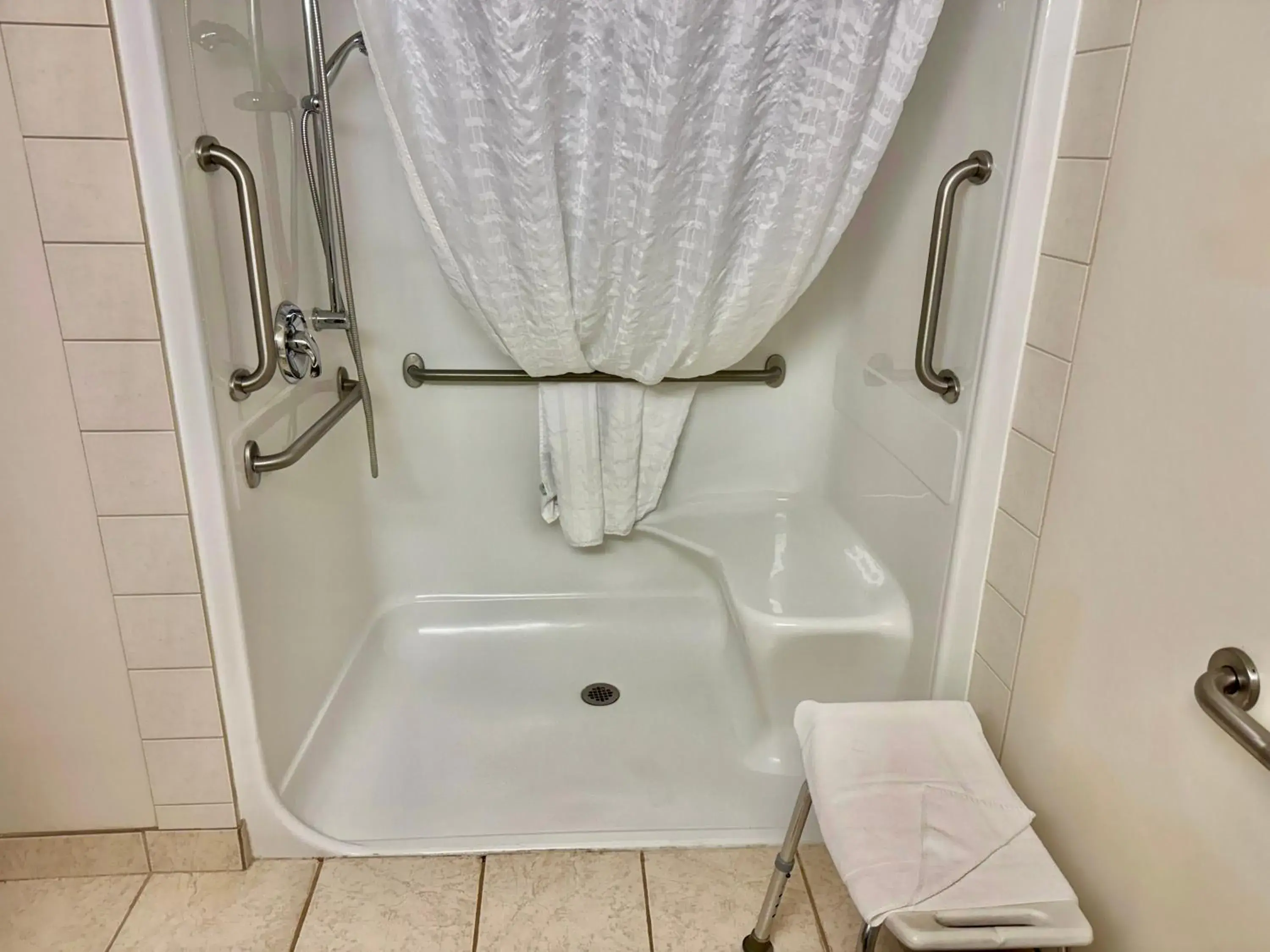 Queen Room - Disability Access - Non-Smoking in Super 8 by Wyndham High River AB Queen Room - Disability Access - Non-Smoking in Super 8 by Wyndham High River AB