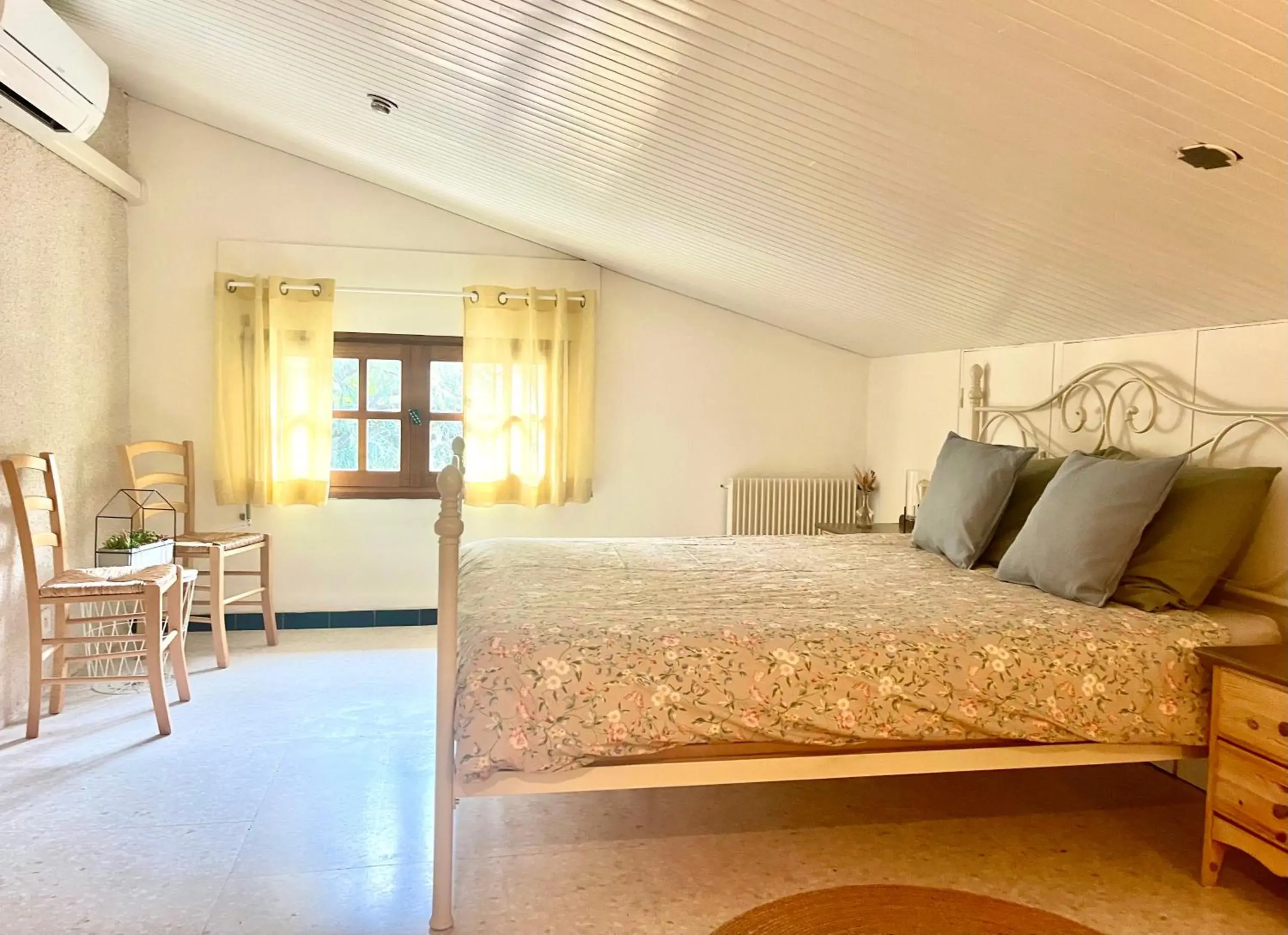 Quadruple Room with Private Bathroom - single occupancy in La Perle des Montagnes - Bed and breakfast - Chambre d hôte Quadruple Room with Private Bathroom - single occupancy in La Perle des Montagnes - Bed and breakfast - Chambre d hôte