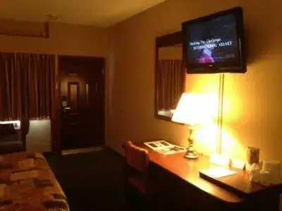 Deluxe Queen Room in Assiniboine Gordon Inn on the Park Deluxe Queen Room in Assiniboine Gordon Inn on the Park