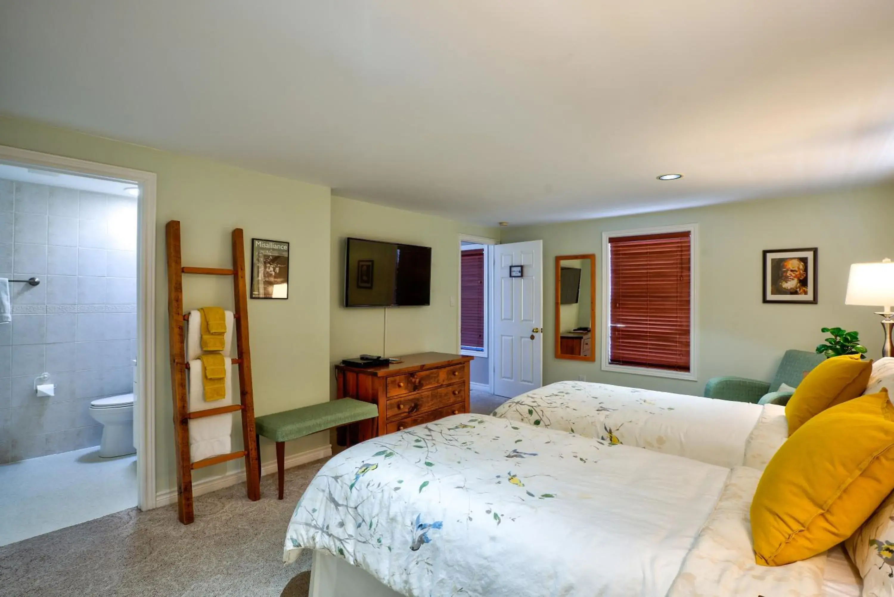 King or Twin Room in Finlay House Bed and Breakfast Niagara - on - the - Lake King or Twin Room in Finlay House Bed and Breakfast Niagara - on - the - Lake