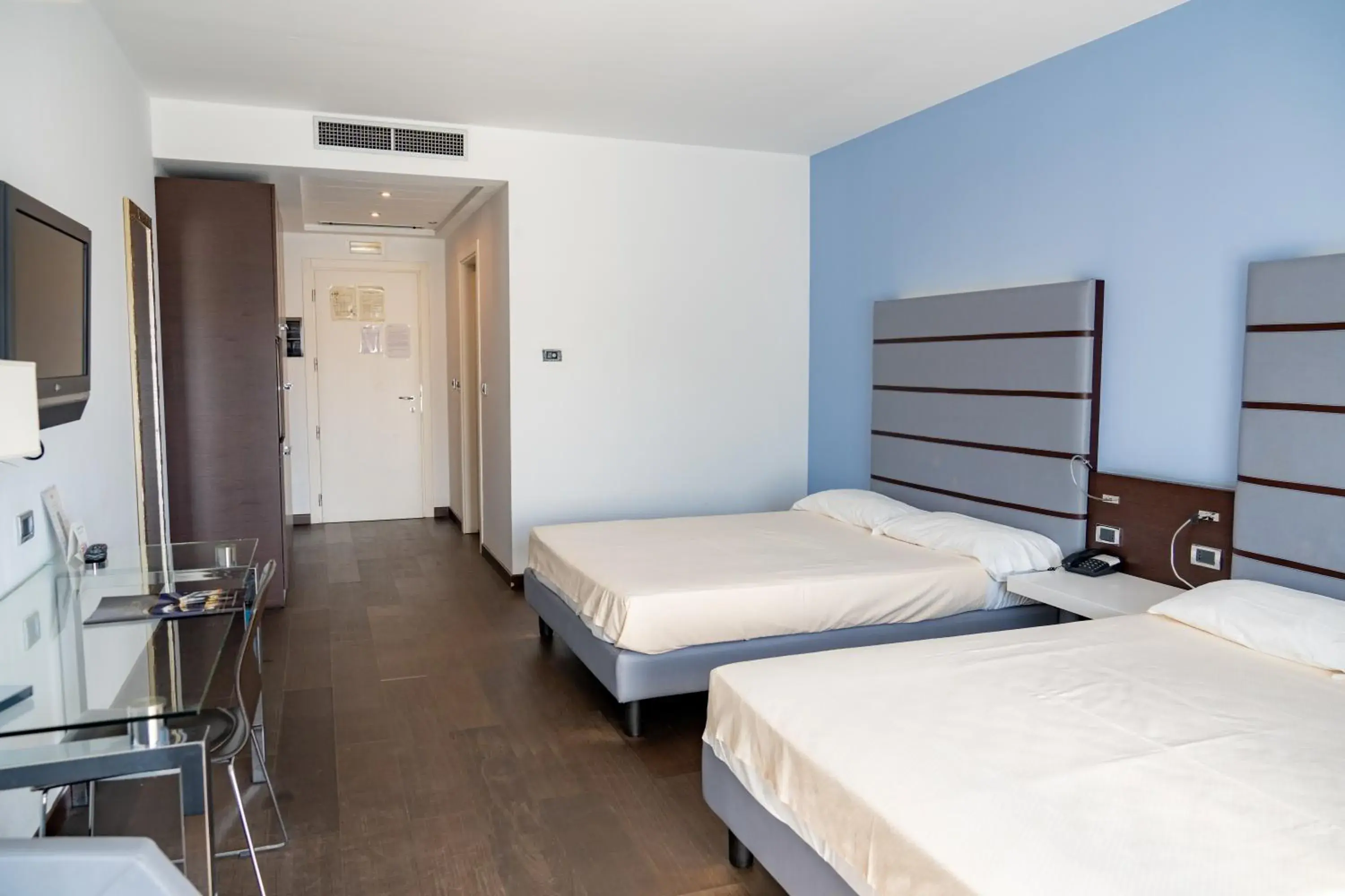 Large Twin Room - single occupancy in Hotel Napoleon Large Twin Room - single occupancy in Hotel Napoleon