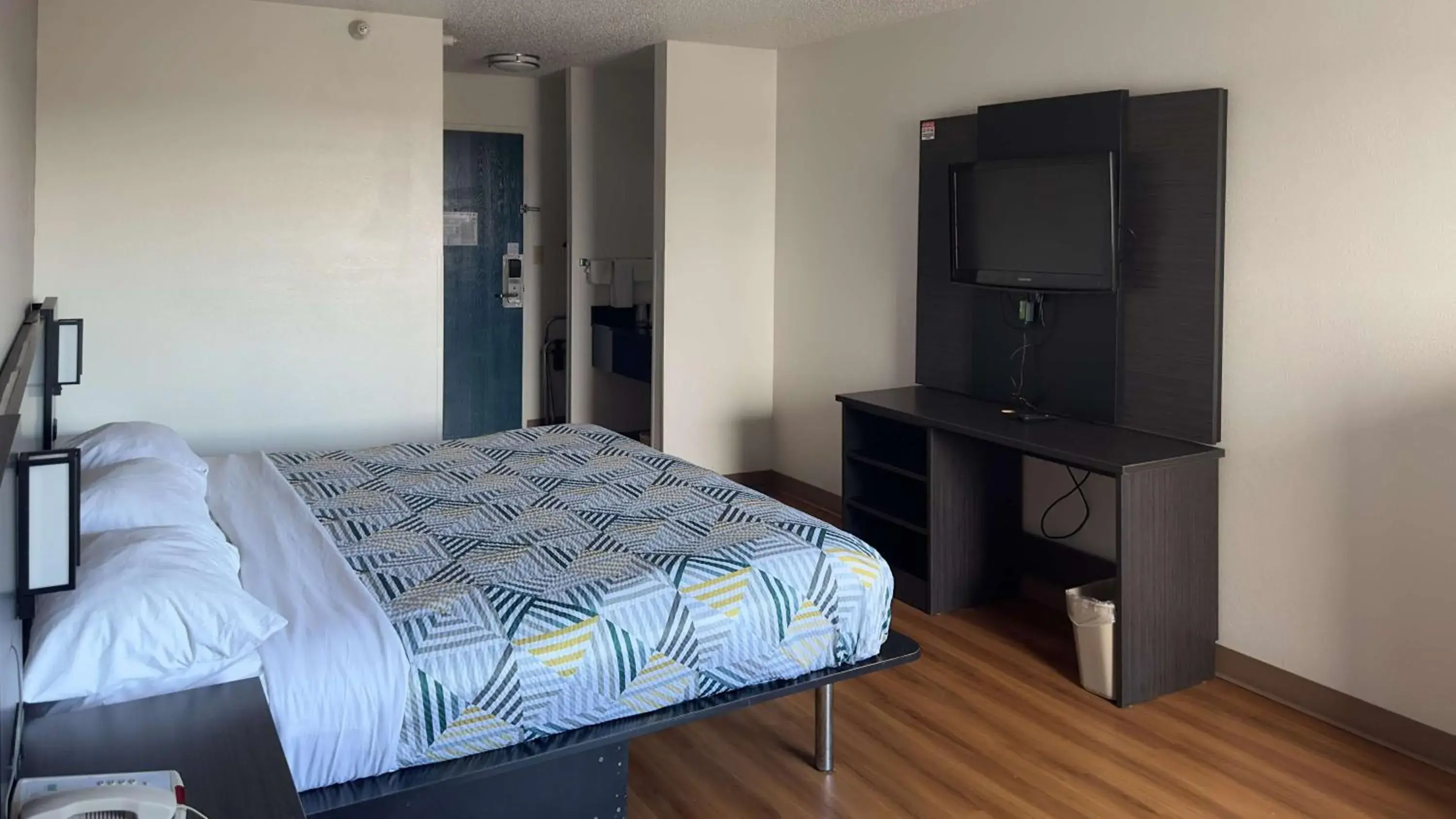 King Room - Non-Smoking in Motel 6-Waterloo, IA King Room - Non-Smoking in Motel 6-Waterloo, IA