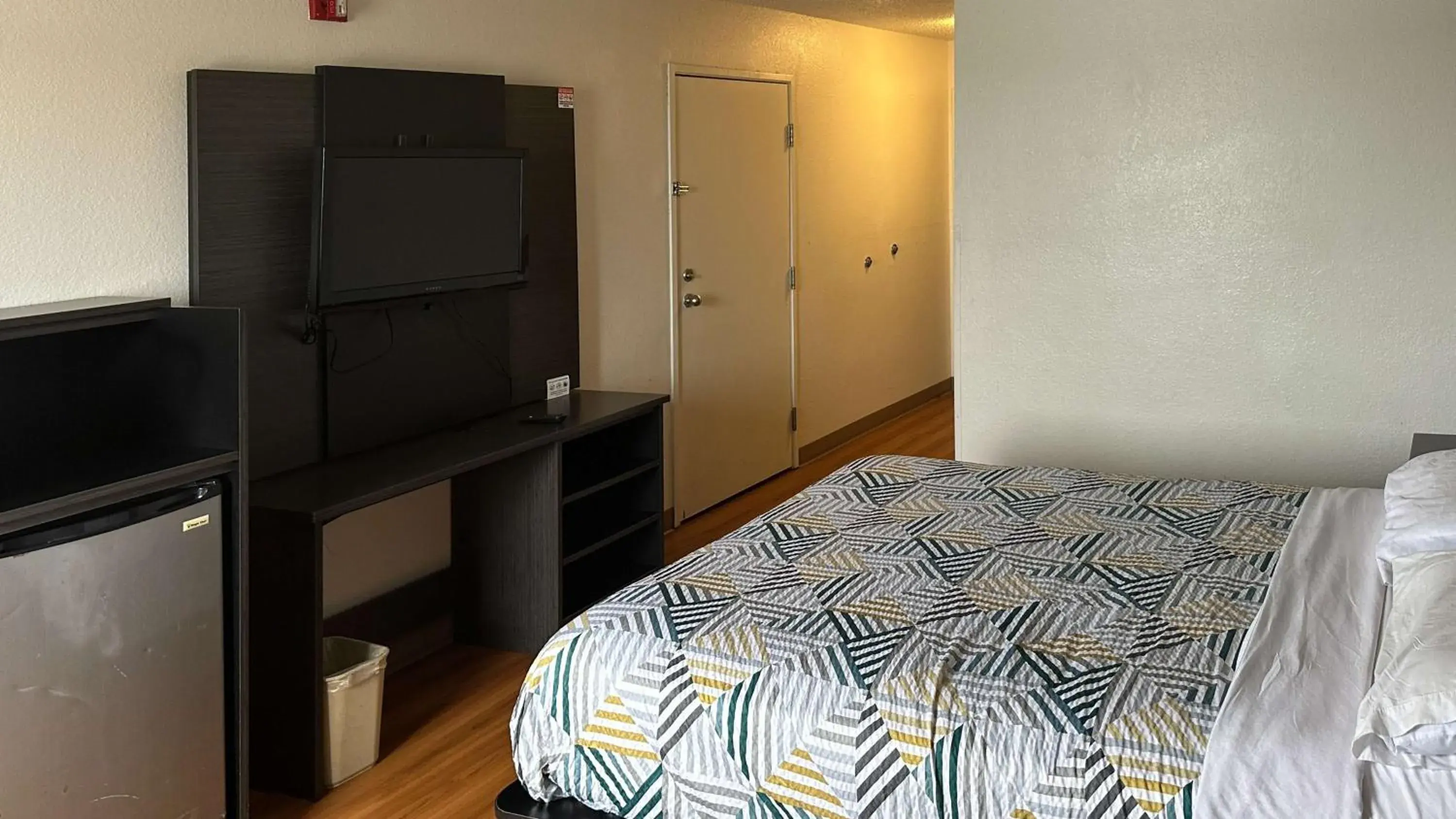 King Room - Smoking in Motel 6-Waterloo, IA King Room - Smoking in Motel 6-Waterloo, IA