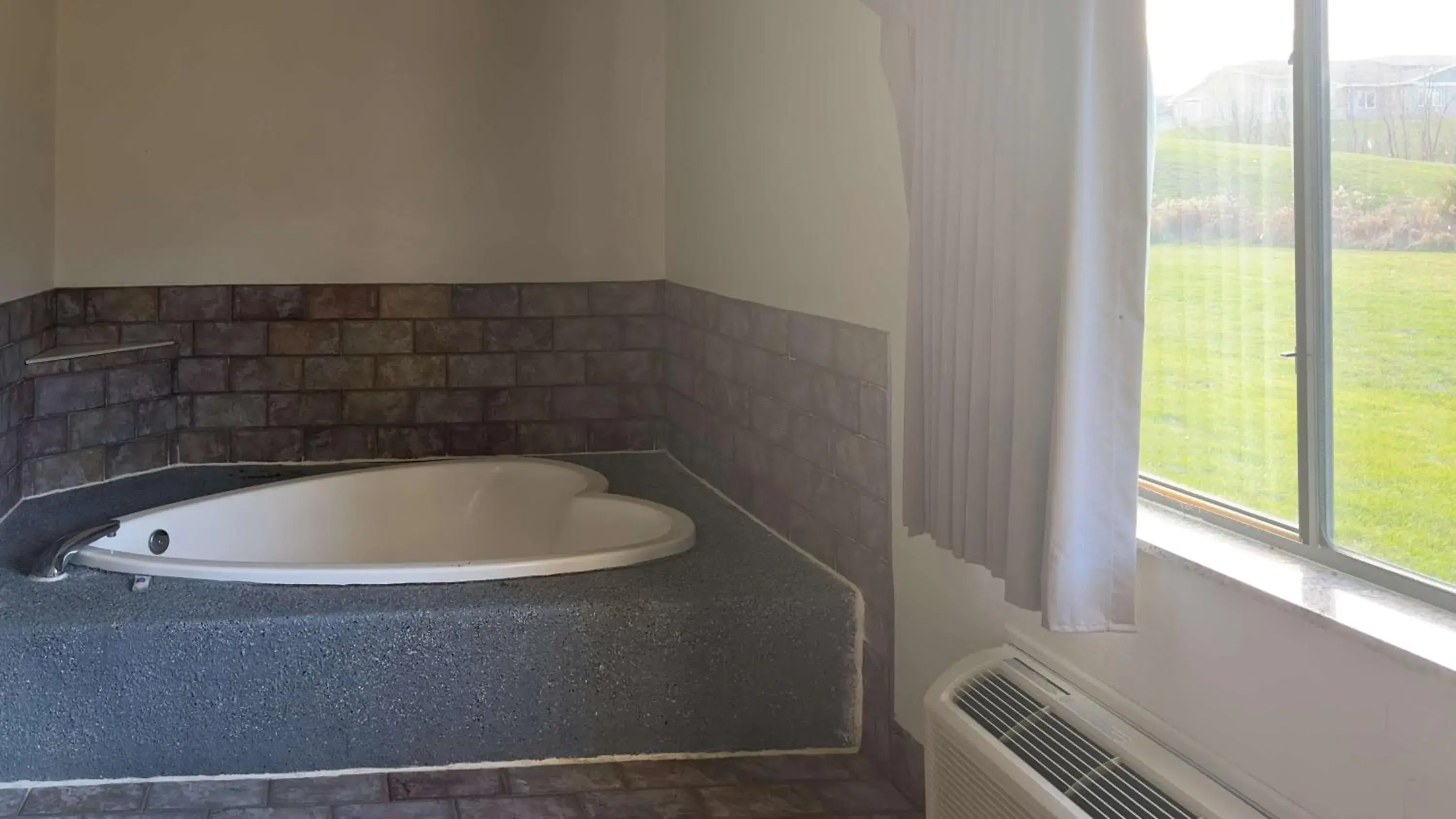 King Room with Roll-in Shower - single occupancy - Disability Access - Non-Smoking in Motel 6-Waterloo, IA King Room with Roll-in Shower - single occupancy - Disability Access - Non-Smoking in Motel 6-Waterloo, IA