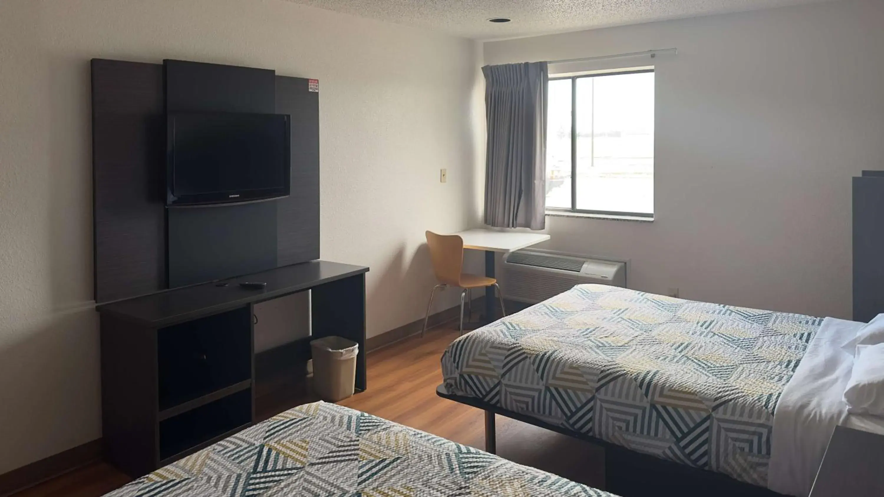 Queen Room with Two Queen Beds - single occupancy - Non-Smoking in Motel 6-Waterloo, IA Queen Room with Two Queen Beds - single occupancy - Non-Smoking in Motel 6-Waterloo, IA