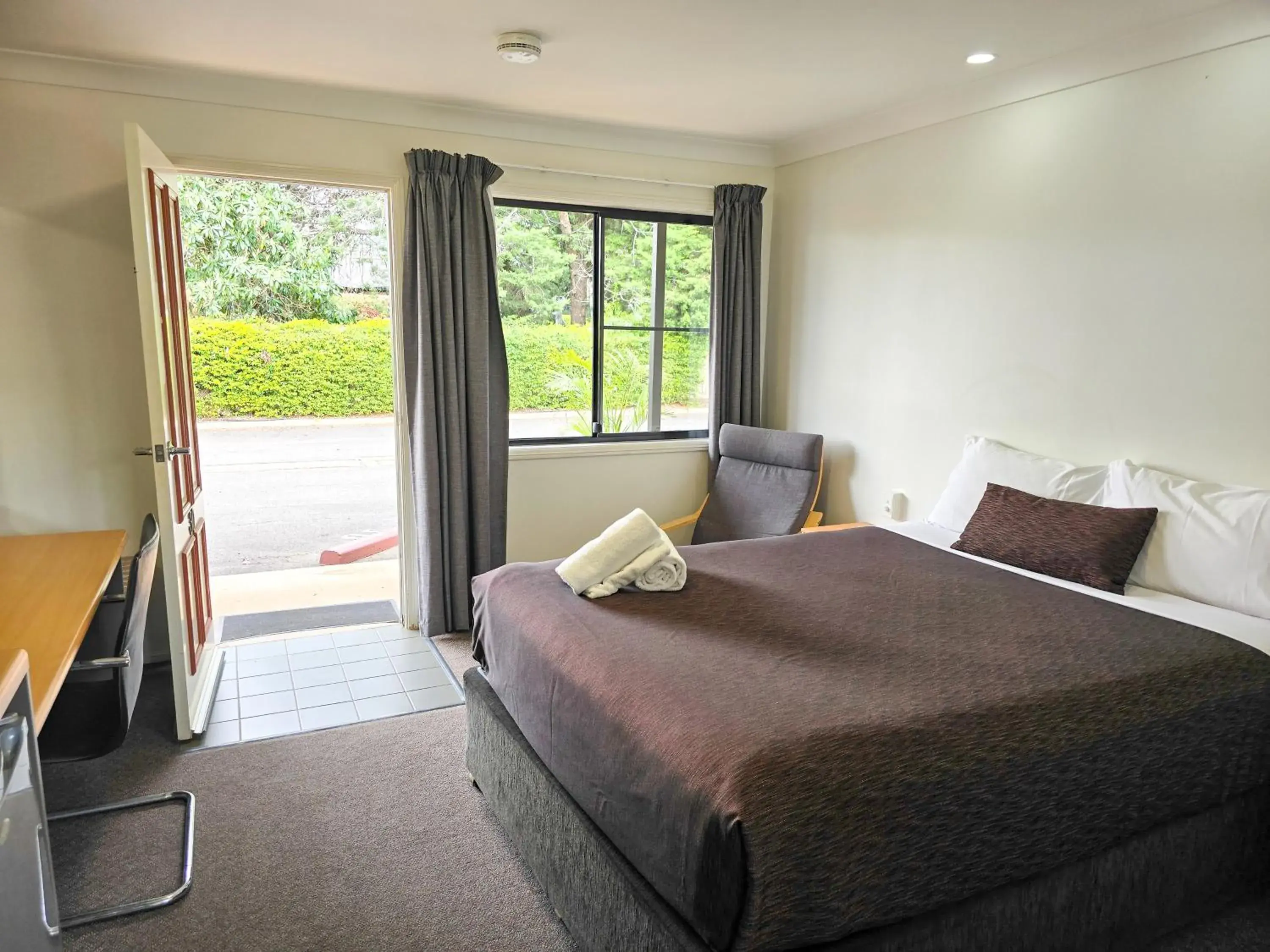 Queen Room in Ascot Lodge Motor Inn Queen Room in Ascot Lodge Motor Inn