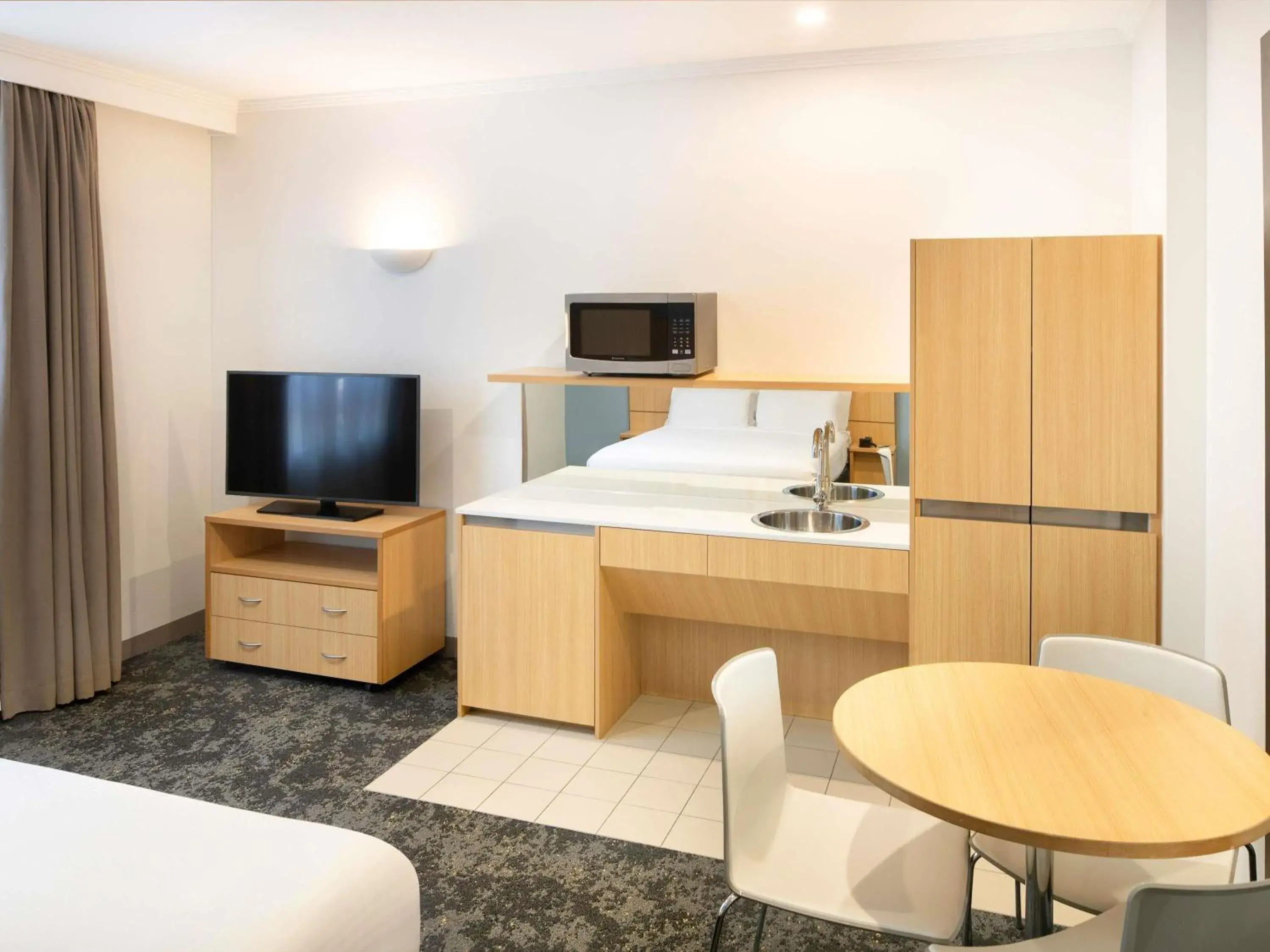 Family Accessible Queen Room in Mercure Sydney Manly Warringah Family Accessible Queen Room in Mercure Sydney Manly Warringah