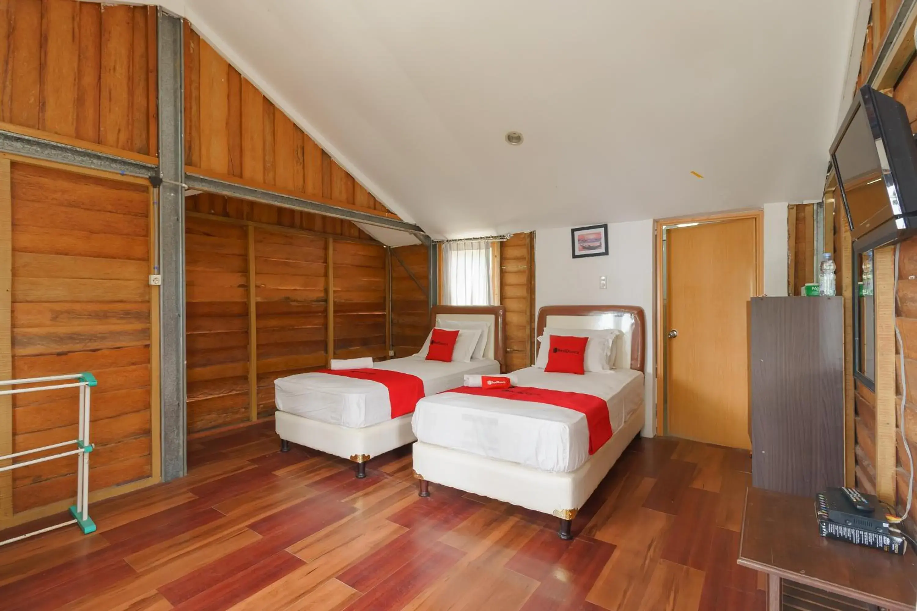 Twin Room in RedDoorz Syariah at Sumur Tiga Beach Sabang Aceh Twin Room in RedDoorz Syariah at Sumur Tiga Beach Sabang Aceh