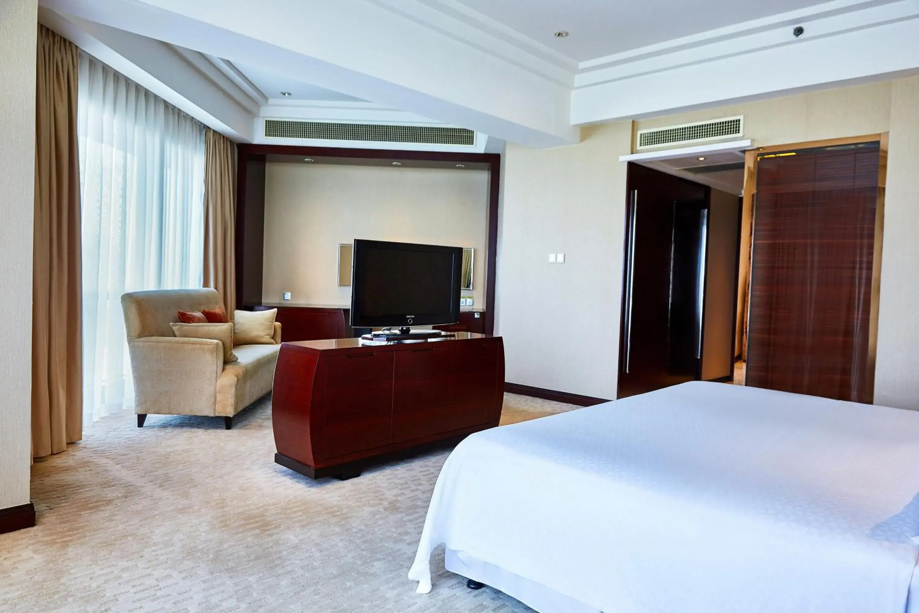 Deluxe King Rooms, Guest room, 1 King, City view in Four Points by Sheraton Hangzhou, Binjiang Deluxe King Rooms, Guest room, 1 King, City view in Four Points by Sheraton Hangzhou, Binjiang