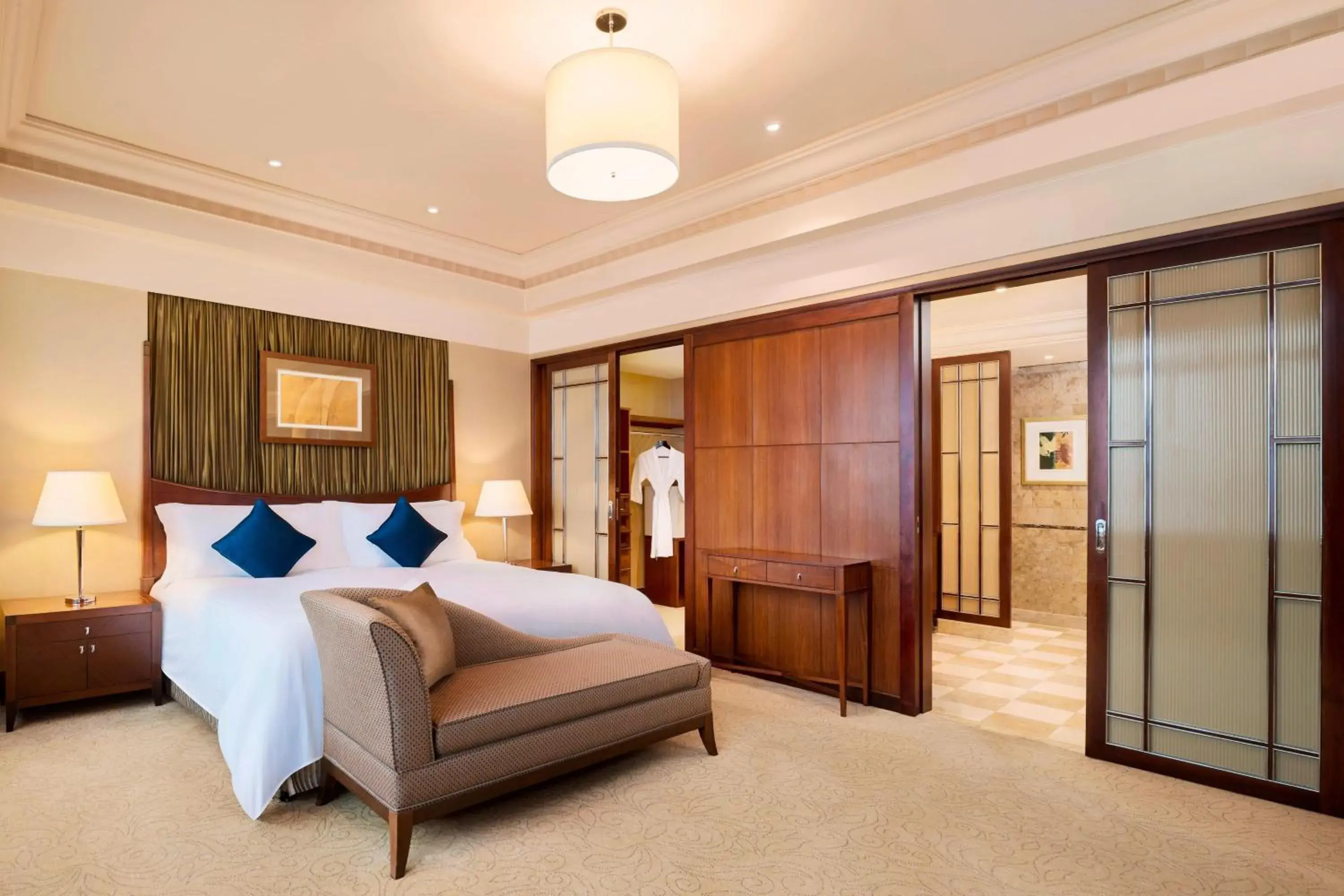 Mandarin Suite, Executive lounge access, 1 Bedroom Suite in The Hongta Hotel, A Luxury Collection Hotel, Shanghai Mandarin Suite, Executive lounge access, 1 Bedroom Suite in The Hongta Hotel, A Luxury Collection Hotel, Shanghai