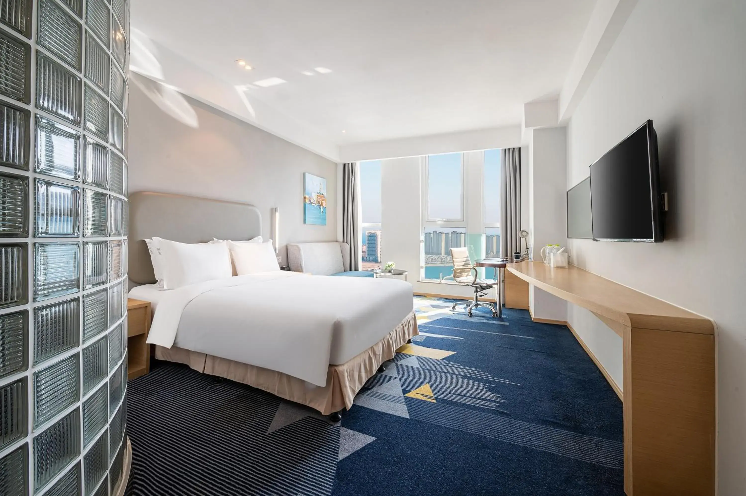 Standard King Room with Extra Floor Space in Holiday Inn Express - Qingdao West Coast by IHG Standard King Room with Extra Floor Space in Holiday Inn Express - Qingdao West Coast by IHG