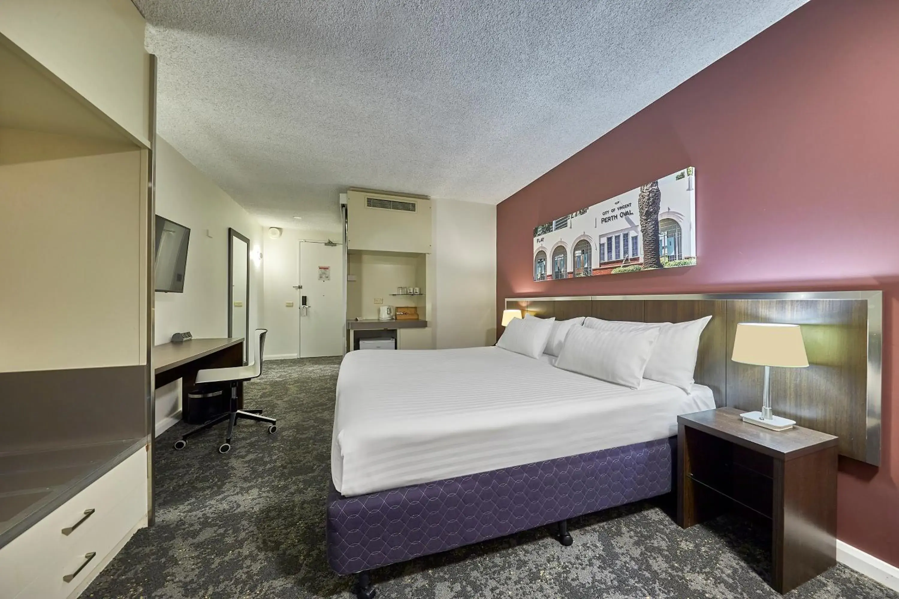 Deluxe King Room with Balcony in Mercure Perth On Hay Deluxe King Room with Balcony in Mercure Perth On Hay