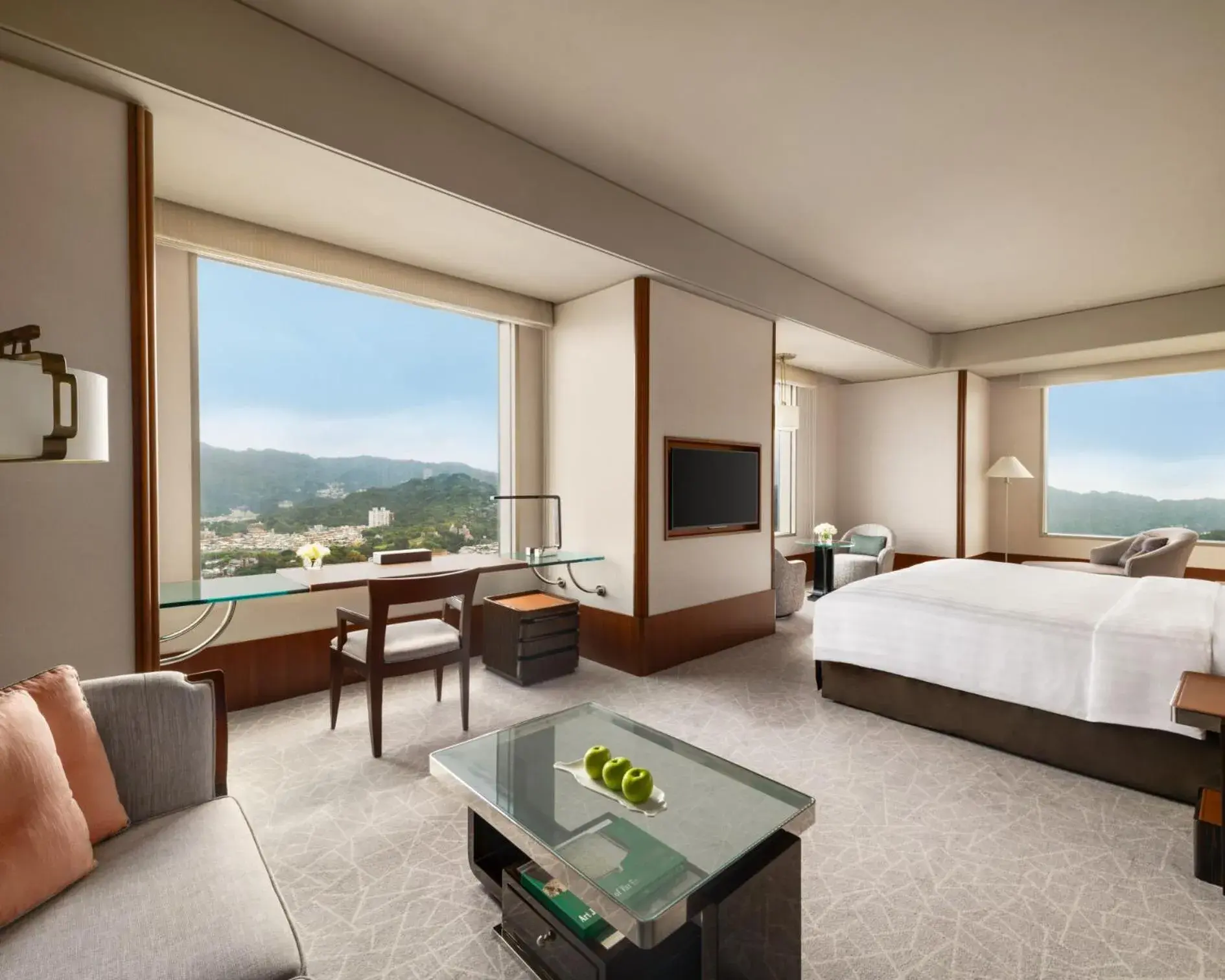 Horizon Premier King Room with Horizon Club Lounge Access in Shangri-La Far Eastern, Taipei Horizon Premier King Room with Horizon Club Lounge Access in Shangri-La Far Eastern, Taipei