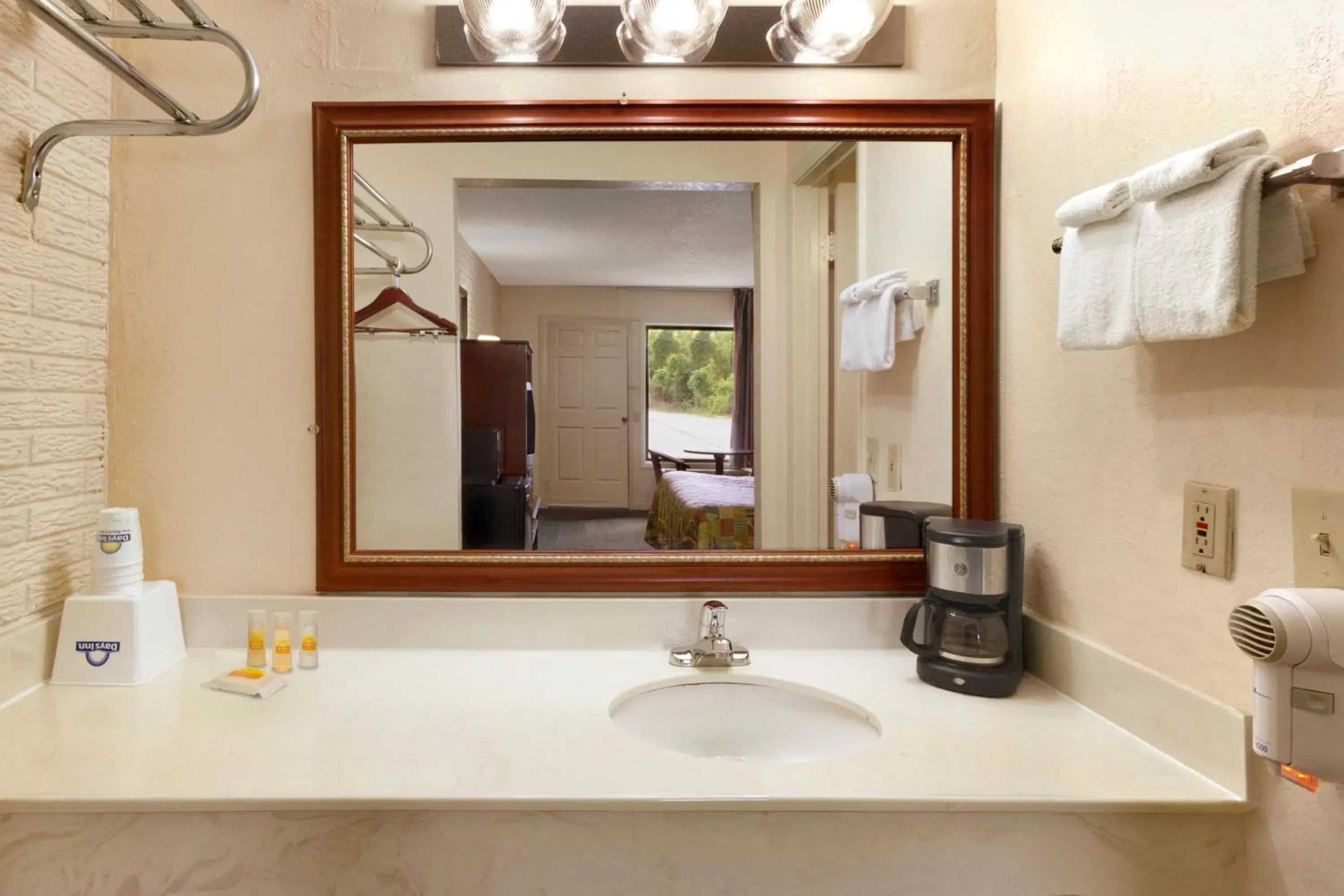 Double Room with Two Double Beds - Non-Smoking in Days Inn by Wyndham Hardeeville/ I-95 State Line Double Room with Two Double Beds - Non-Smoking in Days Inn by Wyndham Hardeeville/ I-95 State Line