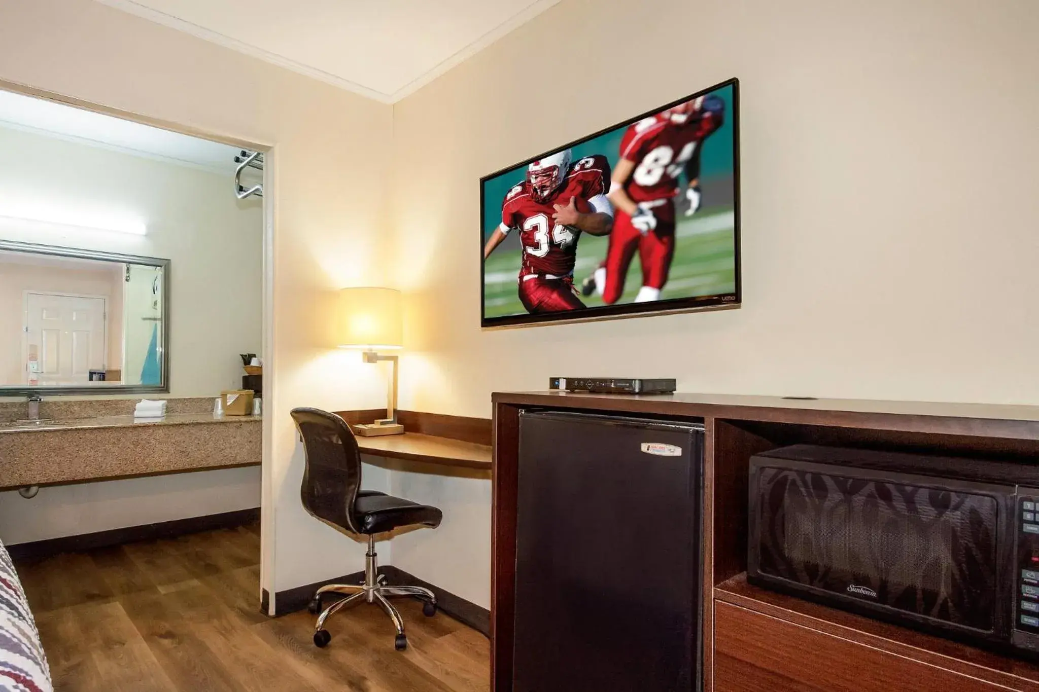 Superior King Room Disability Access Roll-In Shower Non-Smoking in Red Roof Inn Santee Superior King Room Disability Access Roll-In Shower Non-Smoking in Red Roof Inn Santee